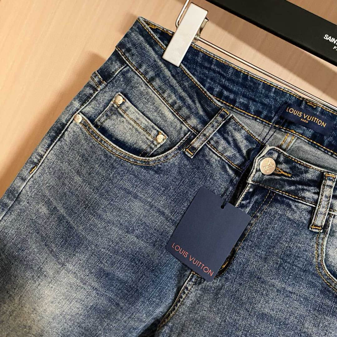  LV 新品高端牛仔裤👖厚款秋冬系列产品、男装修身牛仔裤💎高品质小脚裤、弹力纤维面料柔软有质感！一流的设