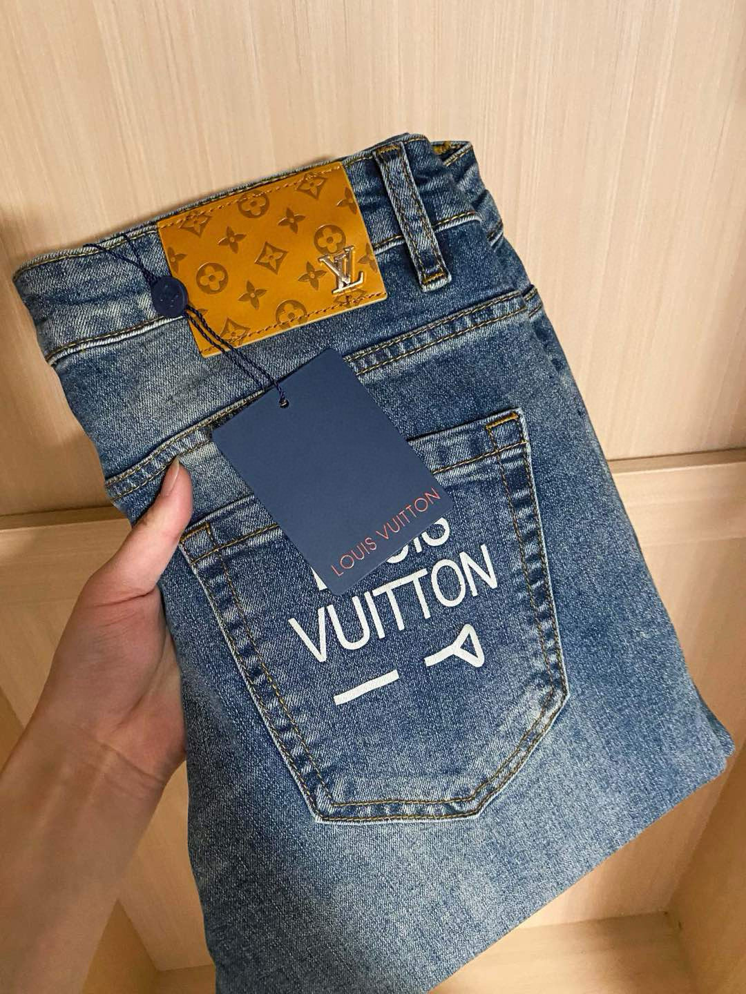  LV 新品高端牛仔裤👖厚款秋冬系列产品、男装修身牛仔裤💎高品质小脚裤、弹力纤维面料柔软有质感！一流的设