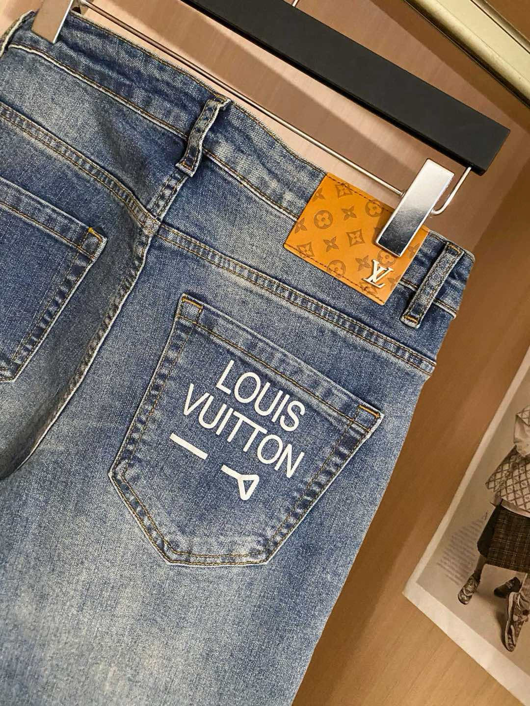  LV 新品高端牛仔裤👖厚款秋冬系列产品、男装修身牛仔裤💎高品质小脚裤、弹力纤维面料柔软有质感！一流的设