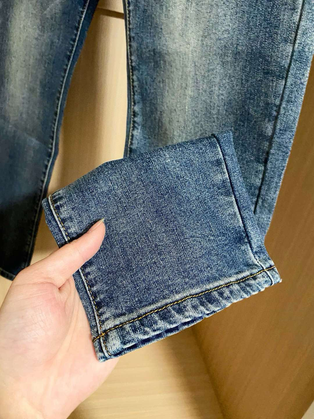 LV 新品高端牛仔裤👖厚款秋冬系列产品、男装修身牛仔裤💎高品质小脚裤、弹力纤维面料柔软有质感！一流的设