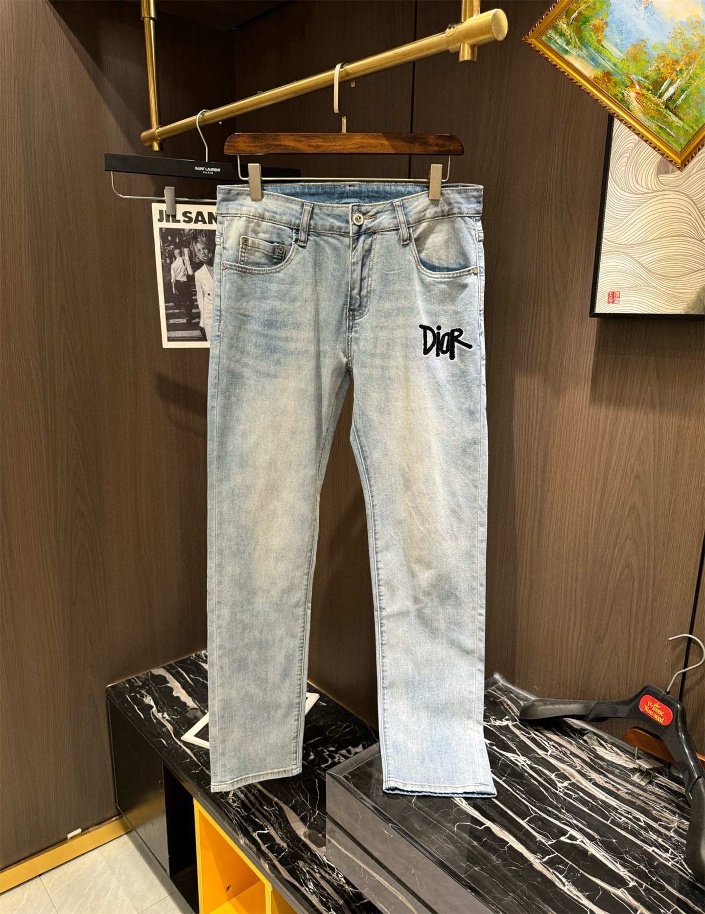 NO:438371,'DIOR' 2025 latest hit jeans, using imported European customers' fabrics!  Original hardware accessories!  Heavy industry washing buffet craftsmanship, super high fabric workmanship, perfect shipment, soft, delicate and comfortable feel, slightly elastic fabric, and leather hardware design on the back waist. Let you be casual and fashionable and trendy!  Recommended code count 28-38, dior, jeans, alexander wang19860909《DIOR》2025最新爆款牛仔裤,采用欧洲进口客供面料！原版五金辅料！重工洗水牛仔工艺、面料超高做工完美出货,手感柔软细腻舒适,面料微弹,后腰皮牌五金设计.让你休闲时尚于潮流完美结合！值得推荐 码数28-38,,dior,jeans,alexander wang,Men's clothing
