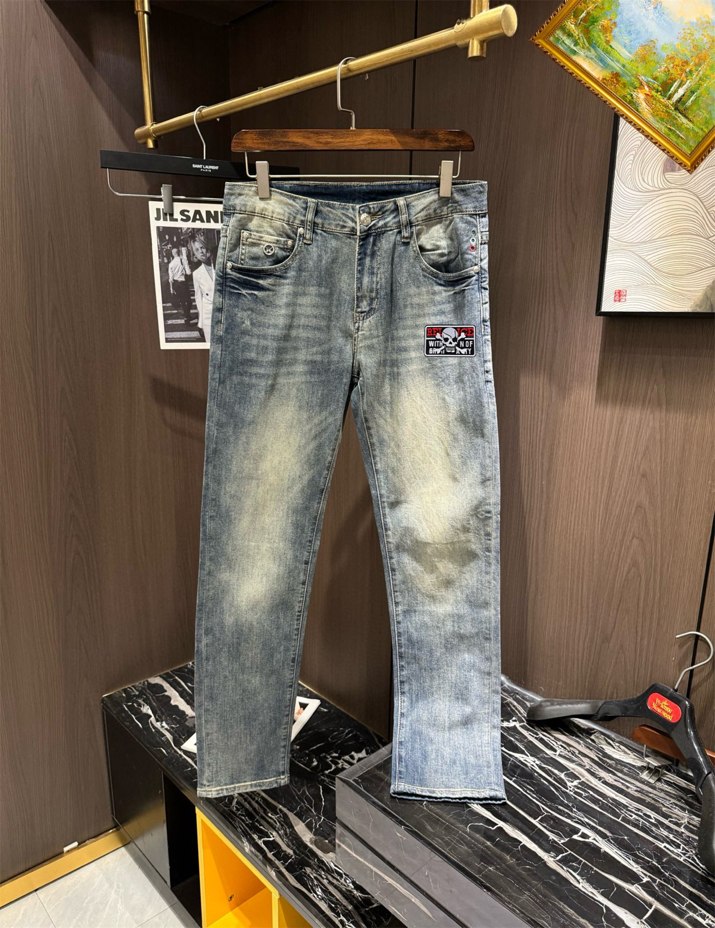 NO:438384,'PP' 2025 latest hit jeans, using European imported customer-supplied fabrics!  Original hardware accessories!  Heavy industry washing buffet craftsmanship, super high fabric workmanship, perfect shipment, soft, delicate and comfortable feel, slightly elastic fabric, and leather hardware design on the back waist. Let you be casual and fashionable and trendy!  Recommended code count 28-38, jeans,alexander wang19860909《PP》2025最新爆款牛仔裤,采用欧洲进口客供面料！原版五金辅料！重工洗水牛仔工艺、面料超高做工完美出货,手感柔软细腻舒适,面料微弹,后腰皮牌五金设计.让你休闲时尚于潮流完美结合！值得推荐 码数28-38,,jeans,alexander wang,Men's clothing