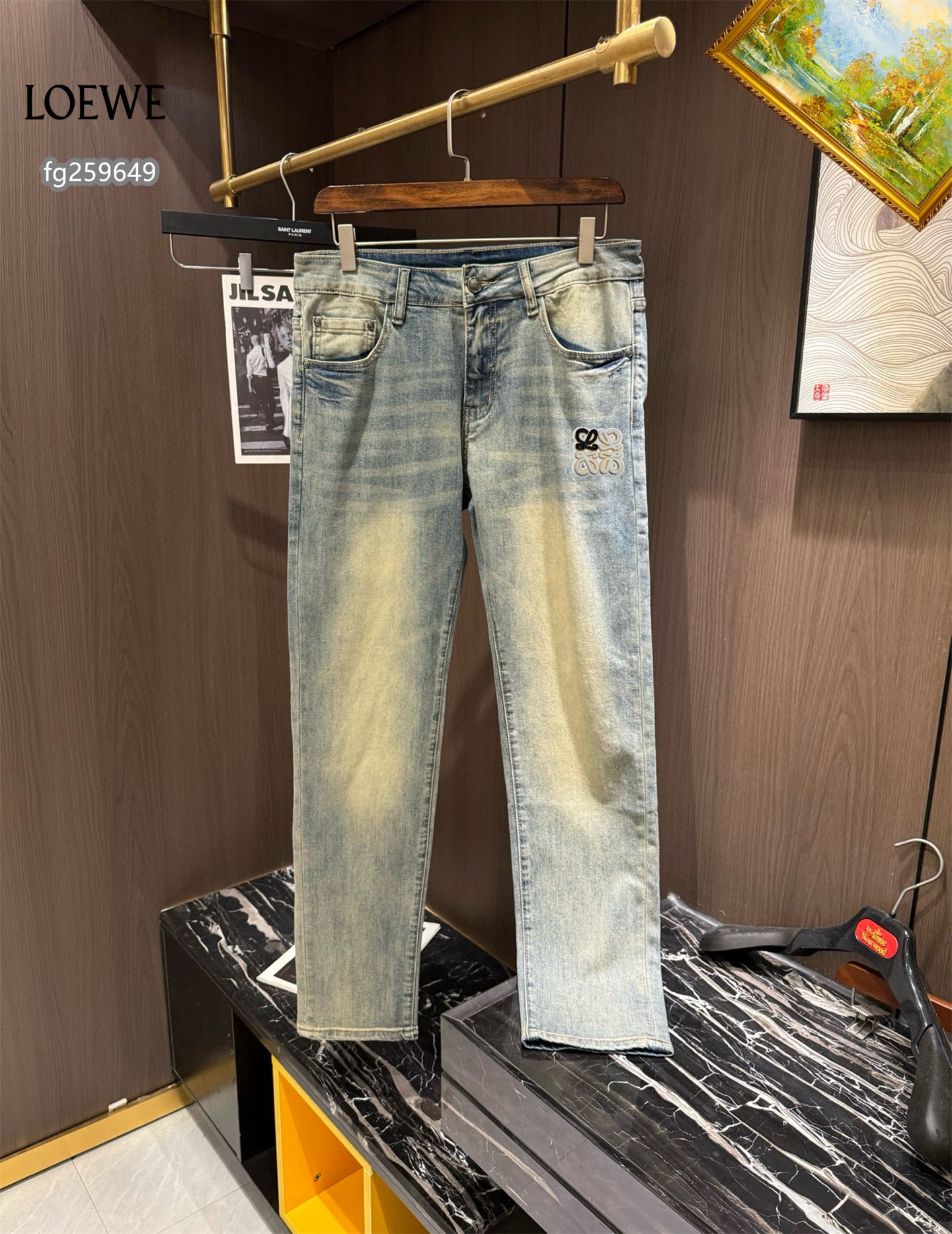 NO:135178,Luo Yiwei's latest hit jeans in 2025, using imported European customers' fabrics!  Original hardware accessories!  Heavy industry washing buffet craftsmanship, super high fabric workmanship, perfect shipment, soft, delicate and comfortable feel, slightly elastic fabric, and leather hardware design on the back waist. Let you be casual and fashionable and trendy!  Recommended code count 28-38, loewe, jeans, alexander wang19860909罗意威 2025最新爆款牛仔裤,采用欧洲进口客供面料！原版五金辅料！重工洗水牛仔工艺、面料超高做工完美出货,手感柔软细腻舒适,面料微弹,后腰皮牌五金设计.让你休闲时尚于潮流完美结合！值得推荐 码数28-38,,loewe,jeans,alexander wang,Men's clothing