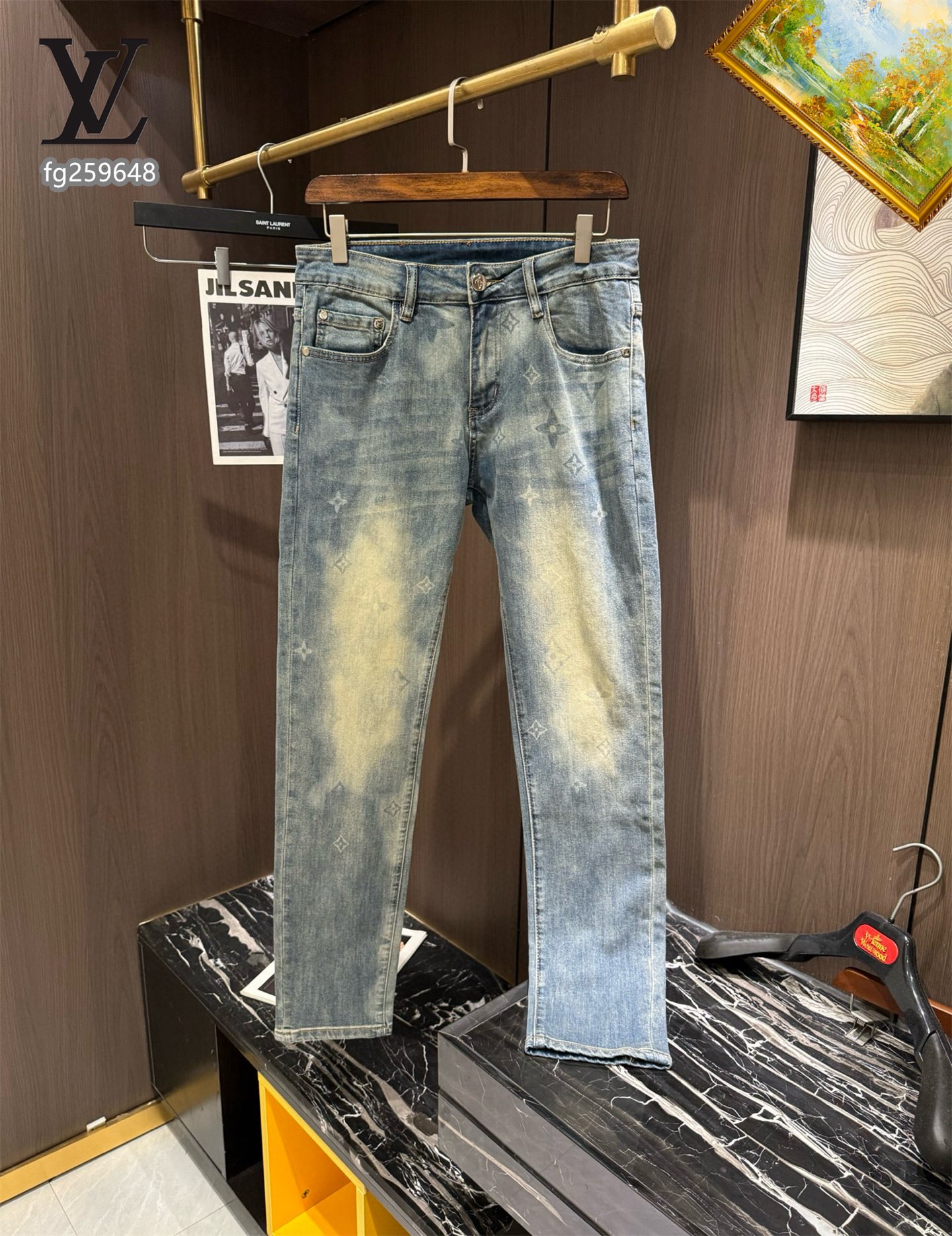 NO:135181,LV 2025's latest popular jeans, using European imported customer-supplied fabrics!  Original hardware accessories!  Heavy industry washing buffet craftsmanship, super high fabric workmanship, perfect shipment, soft, delicate and comfortable feel, slightly elastic fabric, and leather hardware design on the back waist. Let you be casual and fashionable and trendy!  Recommended code count 28-38, louis vuitton, jeans, alexander wang19860909LV 2025最新爆款牛仔裤,采用欧洲进口客供面料！原版五金辅料！重工洗水牛仔工艺、面料超高做工完美出货,手感柔软细腻舒适,面料微弹,后腰皮牌五金设计.让你休闲时尚于潮流完美结合！值得推荐 码数28-38,,louis vuitton,jeans,alexander wang,Men's clothing