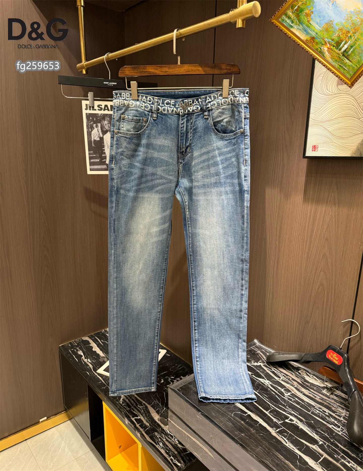 NO:135184,D&G 2025's latest popular jeans, using imported European customers' fabrics!  Original hardware accessories!  Heavy industry washing buffet craftsmanship, super high fabric workmanship, perfect shipment, soft, delicate and comfortable feel, slightly elastic fabric, and leather hardware design on the back waist. Let you be casual and fashionable and trendy!  Recommended code count 28-38, Dolce & Gabbana, jeans, alexander wang19860909D&G 2025最新爆款牛仔裤,采用欧洲进口客供面料！原版五金辅料！重工洗水牛仔工艺、面料超高做工完美出货,手感柔软细腻舒适,面料微弹,后腰皮牌五金设计.让你休闲时尚于潮流完美结合！值得推荐 码数28-38,,Dolce&Gabbana,jeans,alexander wang,Men's clothing