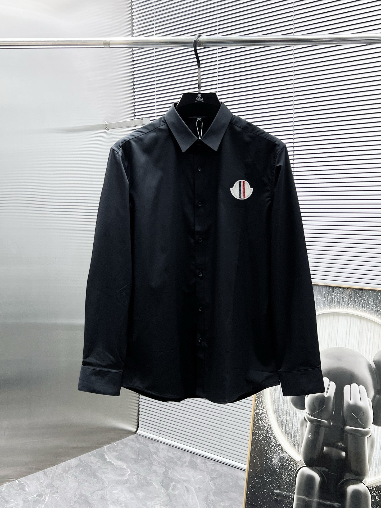 NO:135192,2025ss new long-sleeved shirt shirt, high-end version!  Customized fabrics for counters are breathable and comfortable, with impeccable details, and the brand element design concept reflects high quality. The feel is delicate and soft!  It is casually cut, with a great upper body style!  The maximum number of codes (M-4XL) can wear about 200 catties, Moncler, Shirts, alexander wang19860909蒙口 2025ss新款长袖 衬衫 衬衣,高端版本！专柜定制面料 透气舒适度高,细节无可挑剔,品牌元素设计理念,体现高品质.手感细腻柔软！呈现休闲裁剪,上身版型超赞！码数（M-4XL）最大可穿200斤左右,,Moncler,shirts,alexander wang,Men's clothing