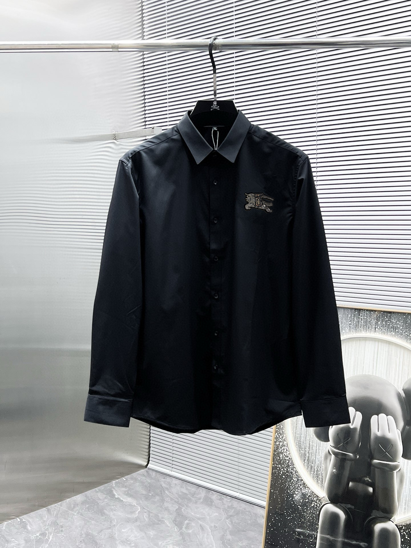 NO:135186,Burberry 2025ss new long-sleeved shirt shirt, high-end version!  Customized fabrics for counters are breathable and comfortable, with impeccable details, and the brand element design concept reflects high quality. The feel is delicate and soft!  It is casually cut, with a great upper body style!  The maximum number of codes (M-4XL) can wear about 200 catties, burberry, shirts, alexander wang19860909巴宝莉 2025ss新款长袖 衬衫 衬衣,高端版本！专柜定制面料 透气舒适度高,细节无可挑剔,品牌元素设计理念,体现高品质.手感细腻柔软！呈现休闲裁剪,上身版型超赞！码数（M-4XL）最大可穿200斤左右,,burberry,shirts,alexander wang,Men's clothing