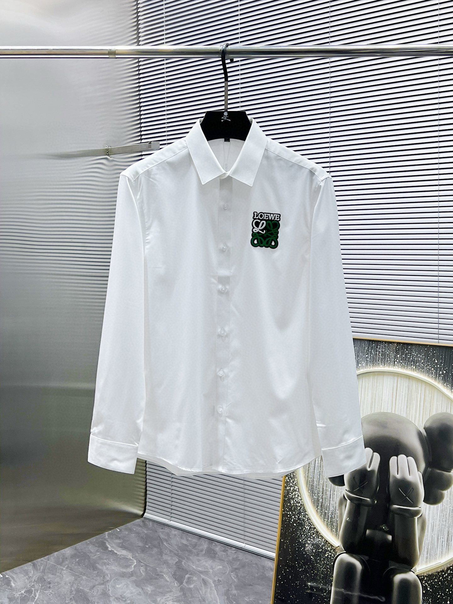 NO:135177,Luo Yiwei 2025ss new long-sleeved shirt shirt, high-end version!  Customized fabrics for counters are breathable and comfortable, with impeccable details, and the brand element design concept reflects high quality. The feel is delicate and soft!  It is casually cut, with a great upper body style!  The maximum number of codes (M-4XL) can wear about 200 catties, loewe, shirts, alexander wang19860909罗意威 2025ss新款长袖 衬衫 衬衣,高端版本！专柜定制面料 透气舒适度高,细节无可挑剔,品牌元素设计理念,体现高品质.手感细腻柔软！呈现休闲裁剪,上身版型超赞！码数（M-4XL）最大可穿200斤左右,,loewe,shirts,alexander wang,Men's clothing