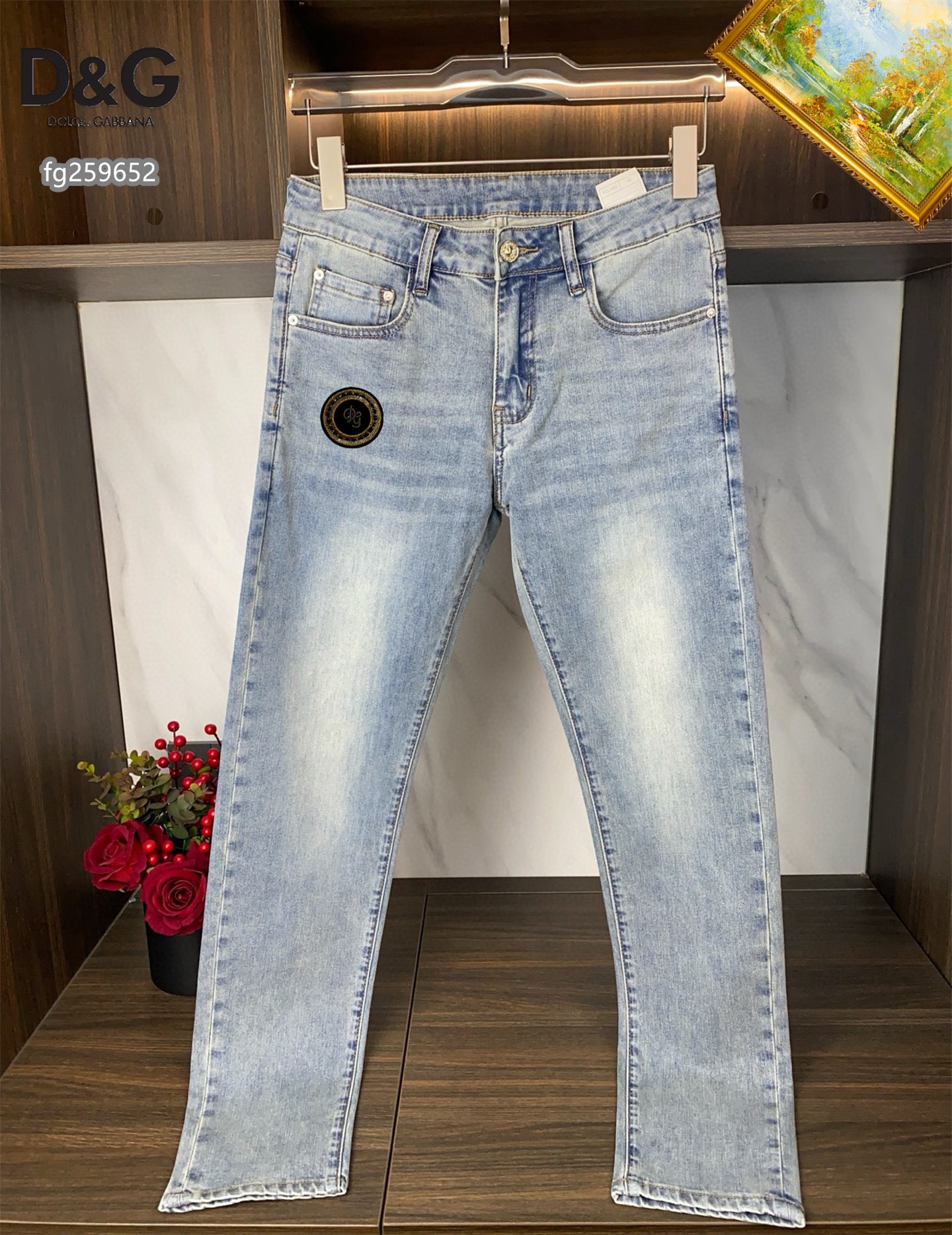 NO:442250,D&G counter has the latest same style of jeans. The fabric style is excellent. It is easy to wear and not pick on the figure. There are no restrictions on matching. It can set off other items in a simple way to show your style and posture~ You can match any style of items, match them with various T-shirts/shirts, knitted jackets. You don’t have to worry about matching when going out on a daily basis. Size 28-38,,Dolce&Gabbana,jeans,jackets & coats,shirts,tees,t-shirt,alexander wang19860909D&G 专柜最新同款牛仔裤 面料版型做工绝绝子 好穿不挑身材在搭配上没有太多的限制 随意简洁的衬托其他单品,来展现自己的风格姿态～ 可以百搭任何风格的单品,搭配各种T恤／衬衫,针织外套都可,日常外出不必再为搭配而烦恼了 尺码 28-38,,Dolce&Gabbana,jeans,jackets & coats,shirts,tees，t-shirt,alexander wang,Men's clothing