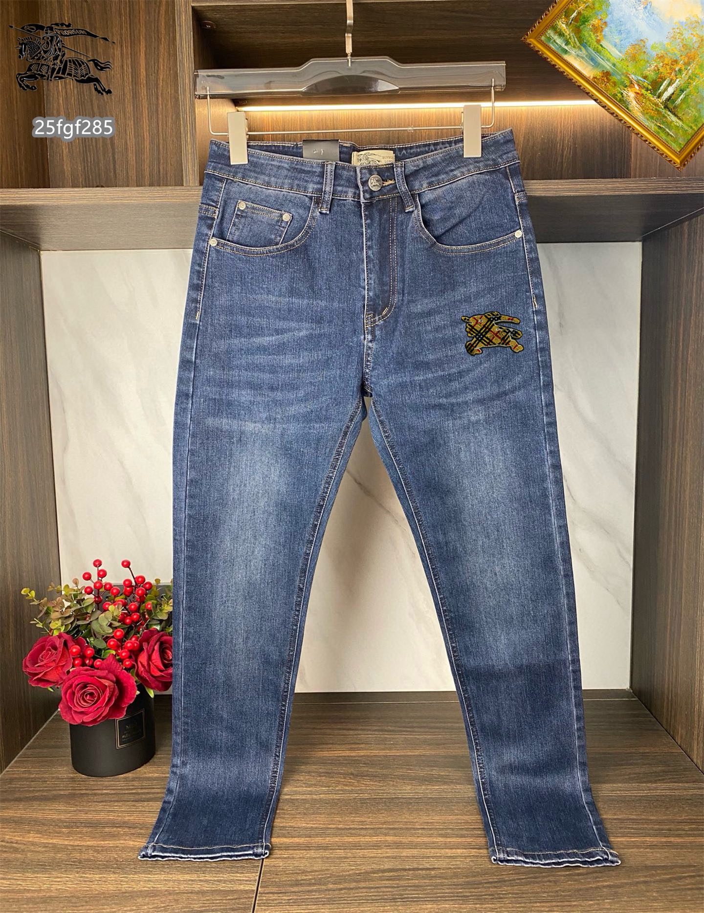 NO:442260,Burberry The latest style of the same jeans in the counter are excellent in fabric style. There is no need to worry about matching. There is no limit on matching. You can set off other items in a simple way to show your style and posture. You can match any style of items, match them with various T-shirts/shirts and knitted jackets. You don’t have to worry about matching when going out on a daily basis. Size 28-38,,burberry,jeans,jackets & coats,shirts,tees,t-shirt,alexander wang19860909巴宝莉 专柜最新同款牛仔裤 面料版型做工绝绝子 好穿不挑身材在搭配上没有太多的限制 随意简洁的衬托其他单品,来展现自己的风格姿态～ 可以百搭任何风格的单品,搭配各种T恤／衬衫,针织外套都可,日常外出不必再为搭配而烦恼了 尺码 28-38,,burberry,jeans,jackets & coats,shirts,tees，t-shirt,alexander wang,Men's clothing