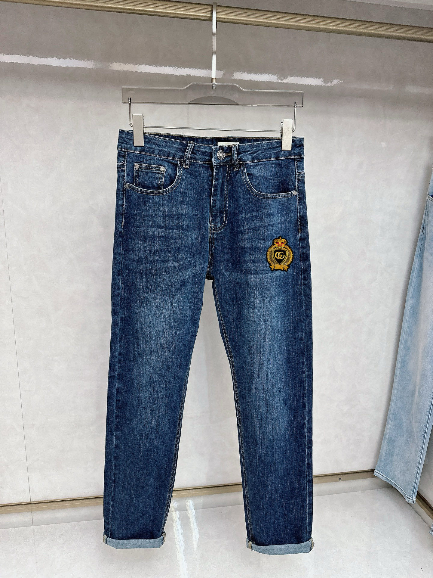 NO:442145,Guqi The latest style of jeans in the counter, the fabric style is absolutely craftsmanship, it is easy to wear but not picky about the figure, there is no limit on matching, and it is casual and simple to set off other items to show your style and posture~ You can match any style of items, match with various T-shirts/shirts, knitted jackets, and you don’t have to worry about matching when going out on a daily basis. Size 28-38,,jeans,jackets & coats,shirts,tees,t-shirt,alexander wang19860909古奇 专柜最新同款牛仔裤 面料版型做工绝绝子 好穿不挑身材在搭配上没有太多的限制 随意简洁的衬托其他单品,来展现自己的风格姿态～ 可以百搭任何风格的单品,搭配各种T恤／衬衫,针织外套都可,日常外出不必再为搭配而烦恼了 尺码 28-38,,jeans,jackets & coats,shirts,tees，t-shirt,alexander wang,Men's clothing