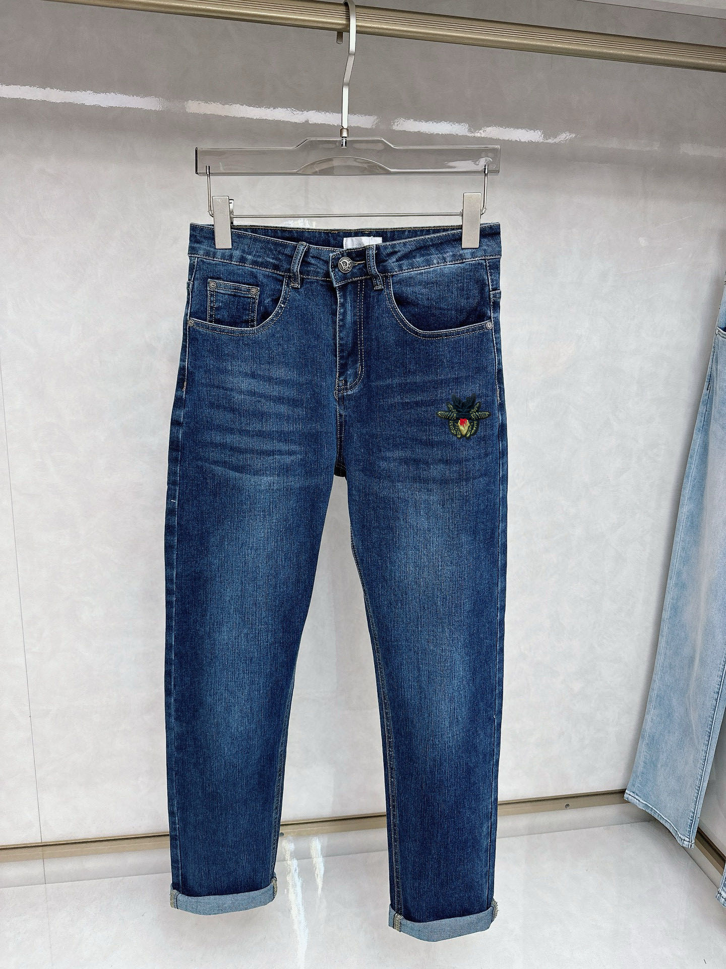 NO:442158,DIOR counter latest same style of jeans. The fabric style is excellent. You don’t have to choose the body. There are no restrictions on matching. You can set off other items in a simple way to show your style and posture. You can match any style of items, match them with various T-shirts/shirts and knitted jackets. You don’t have to worry about matching when going out on a daily basis. Size 28-38,,dior,jeans,jackets & coats,shirts,tees,t-shirt,alexander wang19860909DIOR 专柜最新同款牛仔裤 面料版型做工绝绝子 好穿不挑身材在搭配上没有太多的限制 随意简洁的衬托其他单品,来展现自己的风格姿态～ 可以百搭任何风格的单品,搭配各种T恤／衬衫,针织外套都可,日常外出不必再为搭配而烦恼了 尺码 28-38,,dior,jeans,jackets & coats,shirts,tees，t-shirt,alexander wang,Men's clothing