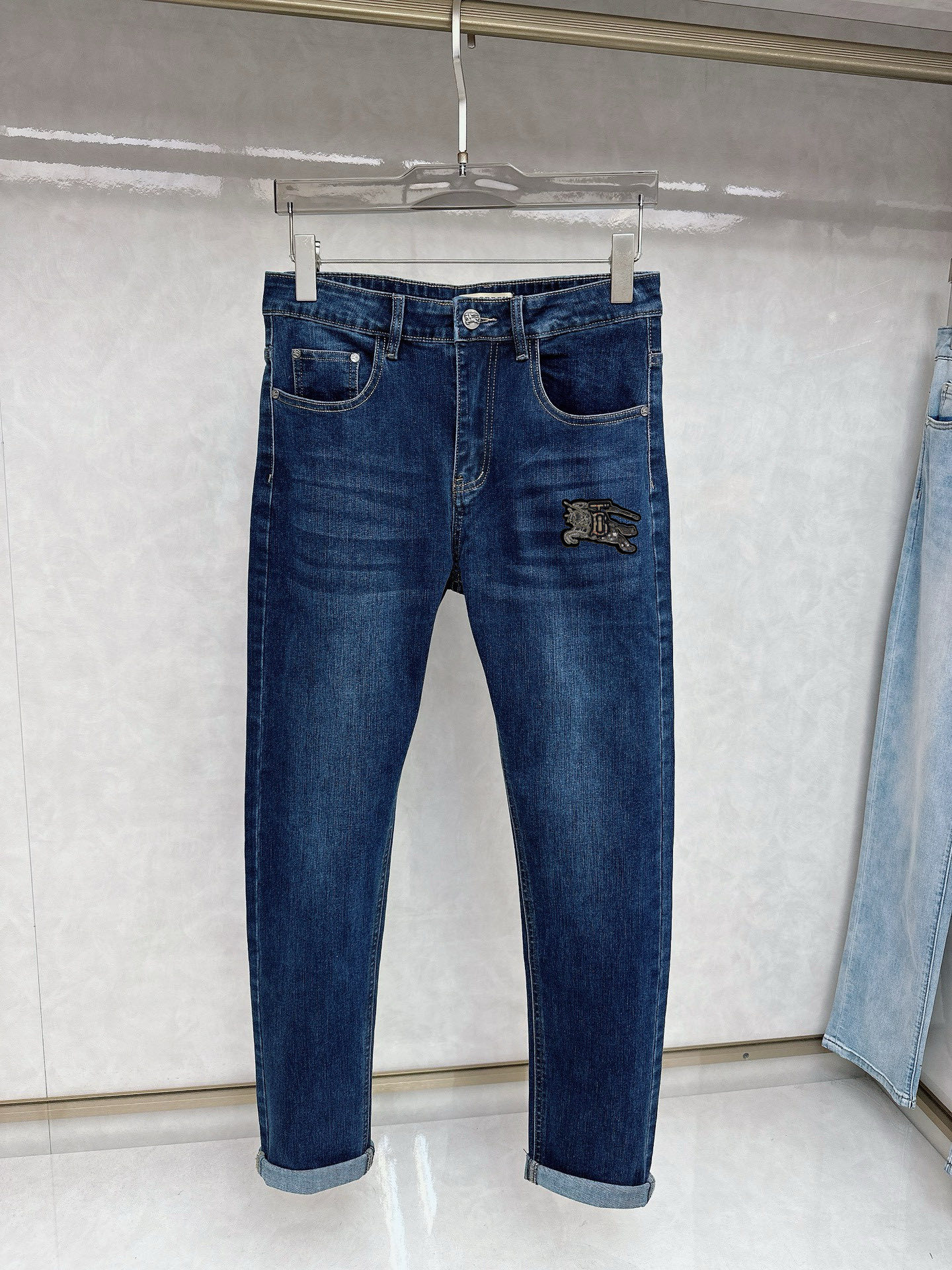 NO:442183,Burberry The latest style of the same jeans in the counter are excellent in fabric style. There is no need to worry about matching. There is no limit on matching. You can set off other items in a simple way to show your style and posture. You can match any style of items, match them with various T-shirts/shirts and knitted jackets. You don’t have to worry about matching when going out on a daily basis. Size 28-38,,burberry,jeans,jackets & coats,shirts,tees,t-shirt,alexander wang19860909巴宝莉 专柜最新同款牛仔裤 面料版型做工绝绝子 好穿不挑身材在搭配上没有太多的限制 随意简洁的衬托其他单品,来展现自己的风格姿态～ 可以百搭任何风格的单品,搭配各种T恤／衬衫,针织外套都可,日常外出不必再为搭配而烦恼了 尺码 28-38,,burberry,jeans,jackets & coats,shirts,tees，t-shirt,alexander wang,Men's clothing