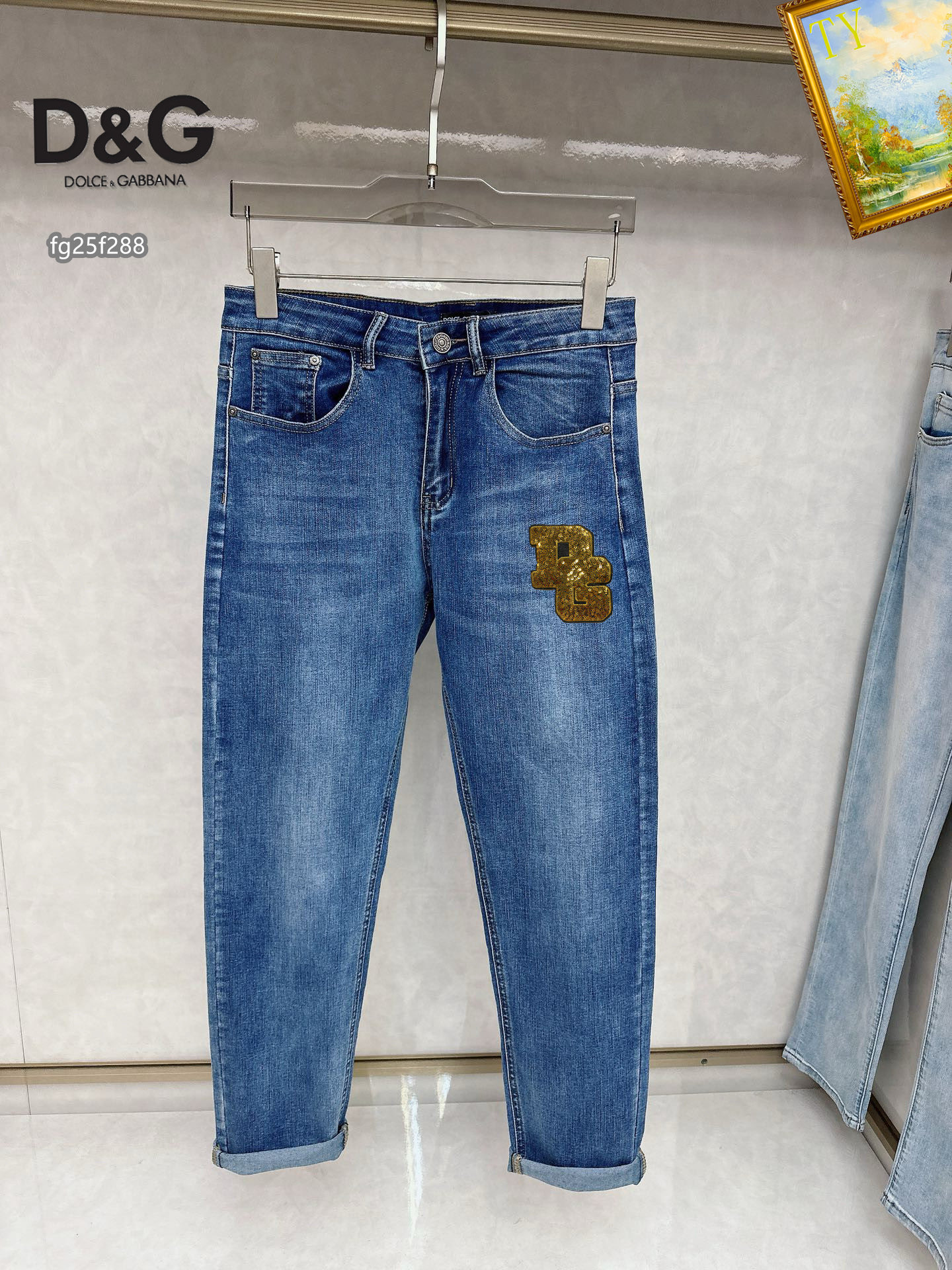 NO:429291,D&G counter has the latest same style of jeans. The fabric style is excellent. It is easy to wear and not pick on the figure. There are no restrictions on matching. It can set off other items in a simple way to show your style and posture~ You can match any style of items, match them with various T-shirts/shirts, knitted jackets. You don’t have to worry about matching when going out on a daily basis. Size 28-38,,Dolce&Gabbana,jeans,jackets & coats,shirts,tees,t-shirt,alexander wang19860909D&G 专柜最新同款牛仔裤 面料版型做工绝绝子 好穿不挑身材在搭配上没有太多的限制 随意简洁的衬托其他单品,来展现自己的风格姿态～ 可以百搭任何风格的单品,搭配各种T恤／衬衫,针织外套都可,日常外出不必再为搭配而烦恼了 尺码 28-38,,Dolce&Gabbana,jeans,jackets & coats,shirts,tees，t-shirt,alexander wang,Men's clothing