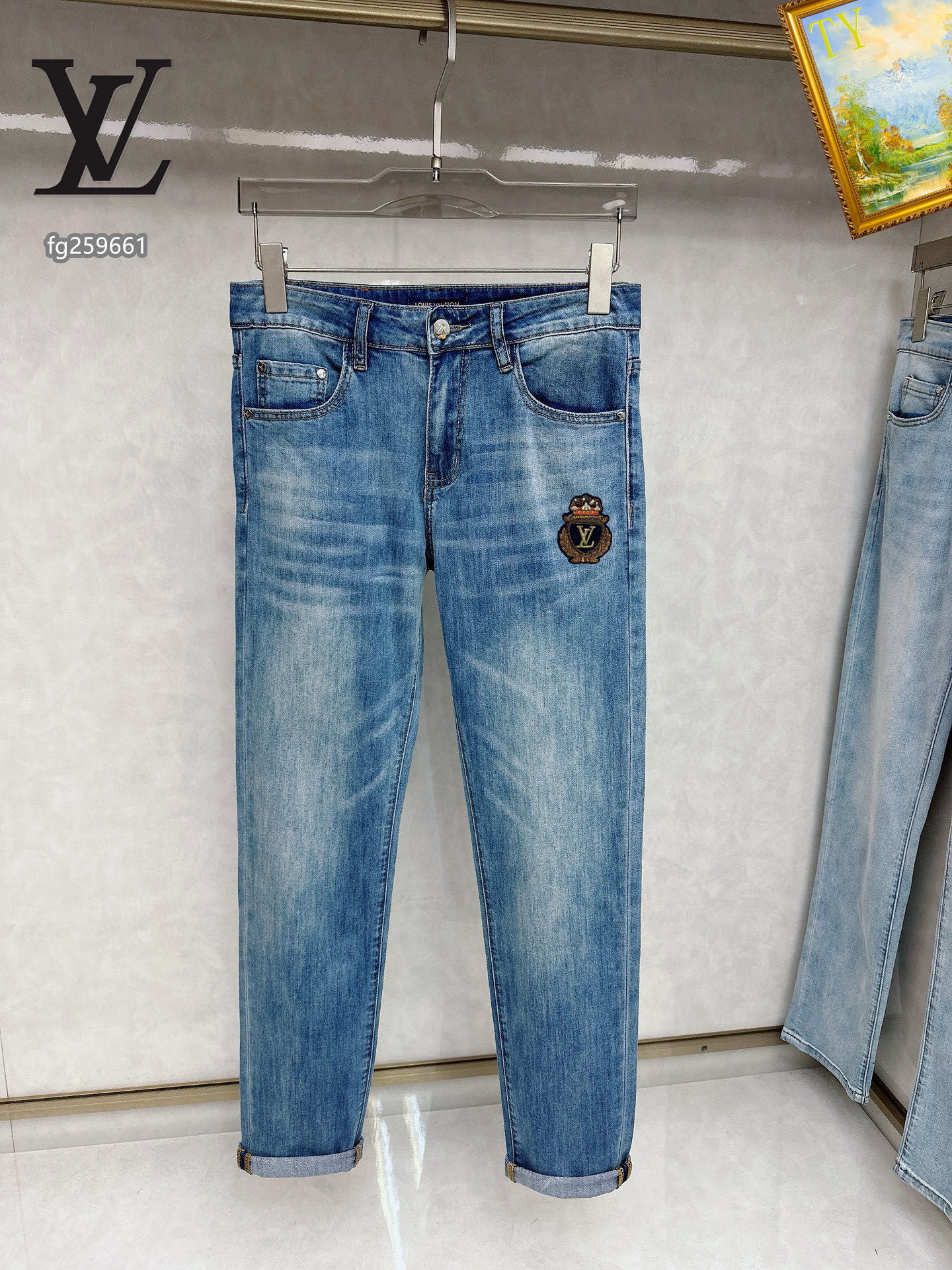 NO:429296,The latest same style of jeans in the counter, the fabric is extremely craftsmanship. It is easy to wear but not picky about the figure. There are no restrictions on matching. It can set off other items in a simple way to show your style and posture~ You can match any style of items, match them with various T-shirts/shirts, knitted jackets, and you don’t have to worry about matching when going out on a daily basis. Size 28-38,,louis vuitton,jeans,jackets & coats,shirts,tees,t-shirt,alexander wang19860909LV 专柜最新同款牛仔裤 面料版型做工绝绝子 好穿不挑身材在搭配上没有太多的限制 随意简洁的衬托其他单品,来展现自己的风格姿态～ 可以百搭任何风格的单品,搭配各种T恤／衬衫,针织外套都可,日常外出不必再为搭配而烦恼了 尺码 28-38,,louis vuitton,jeans,jackets & coats,shirts,tees，t-shirt,alexander wang,Men's clothing