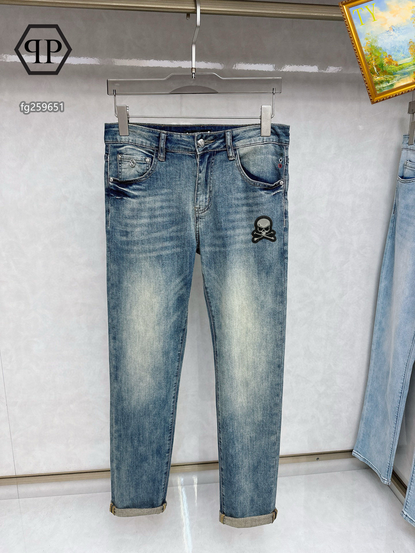 NO:429306,PP counter latest same style of jeans. The fabric style is absolutely craftsmanship. It is easy to wear but not picky about the figure. There are no restrictions on matching. It can set off other items in a simple way to show your style and posture~ You can match any style of items, match them with various T-shirts/shirts and knitted jackets. You don’t have to worry about matching when going out on a daily basis. Size 28-38, ,jeans,jackets & coats,shirts,tees,t-shirt,alexander wang19860909PP 专柜最新同款牛仔裤 面料版型做工绝绝子 好穿不挑身材在搭配上没有太多的限制 随意简洁的衬托其他单品,来展现自己的风格姿态～ 可以百搭任何风格的单品,搭配各种T恤／衬衫,针织外套都可,日常外出不必再为搭配而烦恼了 尺码 28-38,,jeans,jackets & coats,shirts,tees，t-shirt,alexander wang,Men's clothing