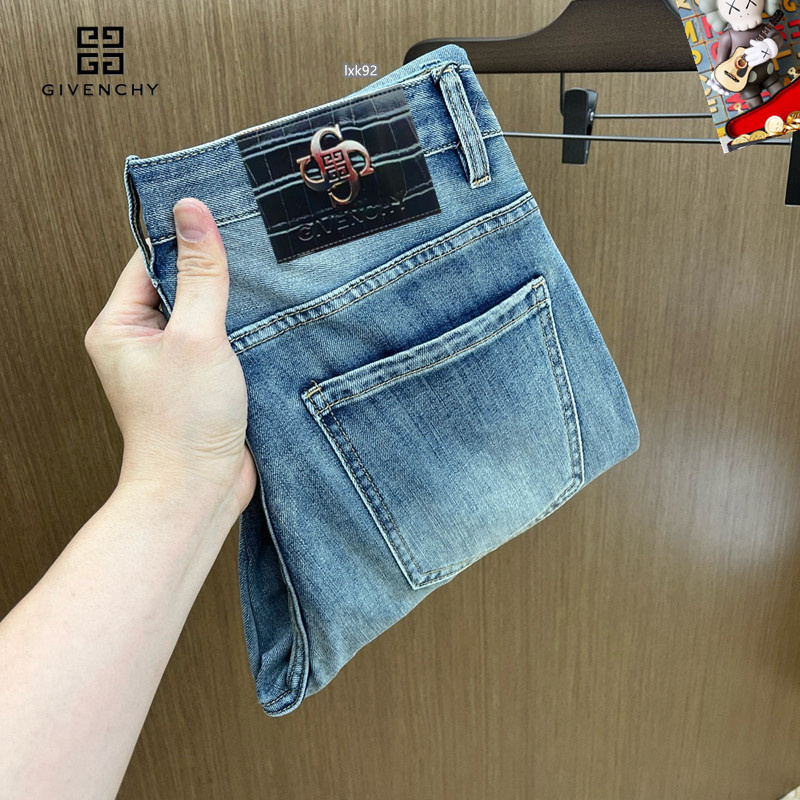 NO:438426,Givenchy 25S spring and summer men's casual jeans......Made of cotton denim fabric, soft texture without losing muscles and bones, dry and tough feel. Classic iconic brand logo, soul-like embellishment. All indicators are top-quality, which naturally brings an excellent body feel!  !  !  Number of codes 28-3837, given jeans, alexander wang19860909纪梵希 25S春夏男士休闲牛仔裤.......棉质牛仔面料打造 质地柔软又不失筋骨,手感干爽有韧性 经典的标志性品牌徽标,灵魂般的点缀 各项指标皆为上品,自然带来极佳的上身体感！！！码数28-3837,,givenchy,jeans,alexander wang,Men's clothing