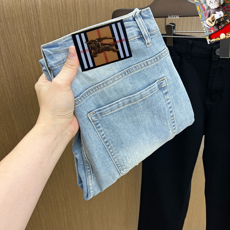 NO:429303,Burberry 25S spring and summer men's casual jeans......Made of cotton denim fabric, soft texture without losing muscles and bones, dry and tough feel. Classic iconic brand logo, soul-like embellishment. All indicators are top-quality, which naturally brings an excellent body feel!  !  !  Count 28-3837, burberry, jeans, alexander wang19860909巴宝莉 25S春夏男士休闲牛仔裤.......棉质牛仔面料打造 质地柔软又不失筋骨,手感干爽有韧性 经典的标志性品牌徽标,灵魂般的点缀 各项指标皆为上品,自然带来极佳的上身体感！！！码数28-3837,,burberry,jeans,alexander wang,Men's clothing