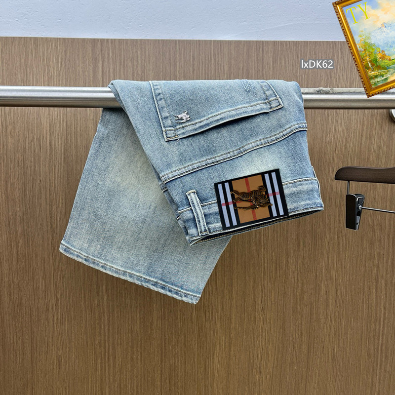 NO:431120,Burberry 2025ss Spring and Summer New Men's Jeans Shorts Selected Imported Denim Denim Fabric Heavy Industry Environmentally friendly Washing Soft Handle and Wear Resistance Small Straight Slim and Slim, Perfect Details, Selected High Quality of Hardware and Auxiliary Materials, Fine Workmanship, Absolutely Extraordinary Products, Number of 28-38, Burberry, Shorts, Jeans, Alexander Wang19860909巴宝莉 2025ss春夏新款男士牛仔裤 短裤精选进口丹宁牛仔面料 重工环保洗水 手感柔和 兼备耐磨性 版型小直筒 微弹力显瘦修身,细节完美,五金辅料精选高等品质,做工精细,绝非凡品,码数28-38,,burberry,shorts,jeans,alexander wang,Men's clothing
