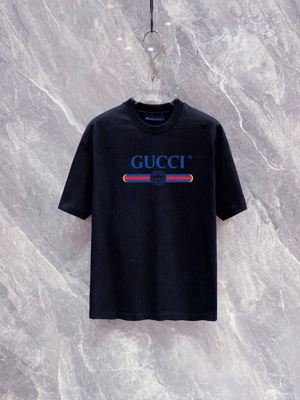 NO:438267,Guqi 2025 latest high-end products for men, with letters and logo printed patterns on the chest adding vitality!  The most classic and clear combination of cleanliness and pure. Must-in-apply recommendation!  Made of 1 gram double-strand mercerized fabric, with clear texture, showing high-end luxury quality. Classic round neck design. Simple and elegant!  !  Double elevation specifications!  !  Invincible and versatile, suitable for people of all ages, the details are handled very well, and you don’t want to take off your upper body!  Used with double-strand mercerized fabric, color black and white M-XXXL, T-shirt, alexander wang19860909古奇 2025最新男士高端好货,胸前字母徽标印花图案增添活力感！最经典一目了然的干净与纯粹的结合.必入款推荐！选用1克双股丝光面料制成 纹理清晰,尽显高端奢华品质.经典圆领设计.简单大方！！双标高规格！！无敌百搭,适合各年龄层次的人,细节处理非常到位,上身就不想脱的一款短袖！采用双股丝光面料,颜色黑色.白色 M-XXXL,,T-shirt,alexander wang,Men's clothing