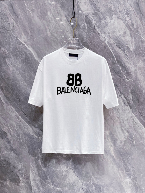 NO:438275,Balenciaga 2025 latest high-end products for men, with letters and logo printed patterns on the chest adding vitality!  The most classic and clear combination of cleanliness and pure. Must-in-apply recommendation!  Made of 1 gram double-strand mercerized fabric, with clear texture, showing high-end luxury quality. Classic round neck design. Simple and elegant!  !  Double elevation specifications!  !  Invincible and versatile, suitable for people of all ages, the details are handled very well, and you don’t want to take off your upper body!  Used with double-strand mercerized fabric, color black and white M-XXXL, balenciaga, T-shirt, alexander wang19860909巴黎世家 2025最新男士高端好货,胸前字母徽标印花图案增添活力感！最经典一目了然的干净与纯粹的结合.必入款推荐！选用1克双股丝光面料制成 纹理清晰,尽显高端奢华品质.经典圆领设计.简单大方！！双标高规格！！无敌百搭,适合各年龄层次的人,细节处理非常到位,上身就不想脱的一款短袖！采用双股丝光面料,颜色黑色.白色 M-XXXL,,balenciaga,T-shirt,alexander wang,Men's clothing