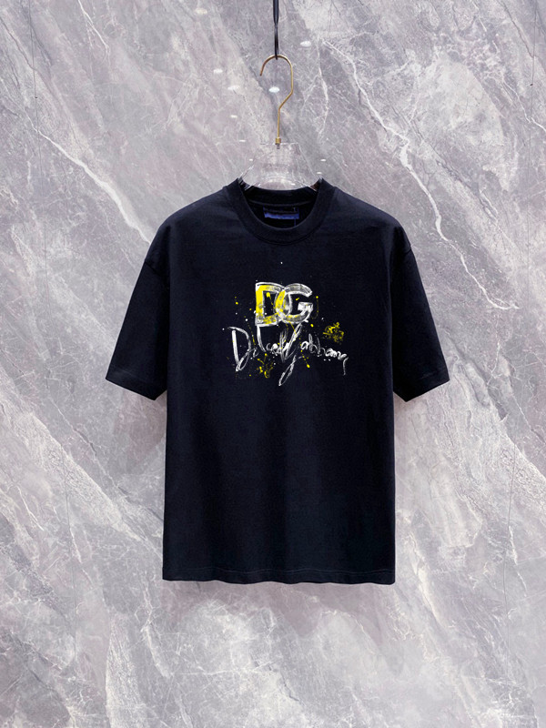 NO:438282,D&G 2025 latest high-end products for men, with letters and logo printed patterns on the chest adding vitality!  The most classic and clear combination of cleanliness and pure. Must-in-apply recommendation!  Made of 1 gram double-strand mercerized fabric, with clear texture, showing high-end luxury quality. Classic round neck design. Simple and elegant!  !  Double elevation specifications!  !  Invincible and versatile, suitable for people of all ages, the details are handled very well, and you don’t want to take off your upper body!  Used with double-strand mercerized fabric, color black and white M-XXXL, Dolce & Gabbana, T-shirt, alexander wang19860909D&G 2025最新男士高端好货,胸前字母徽标印花图案增添活力感！最经典一目了然的干净与纯粹的结合.必入款推荐！选用1克双股丝光面料制成 纹理清晰,尽显高端奢华品质.经典圆领设计.简单大方！！双标高规格！！无敌百搭,适合各年龄层次的人,细节处理非常到位,上身就不想脱的一款短袖！采用双股丝光面料,颜色黑色.白色 M-XXXL,,Dolce&Gabbana,T-shirt,alexander wang,Men's clothing