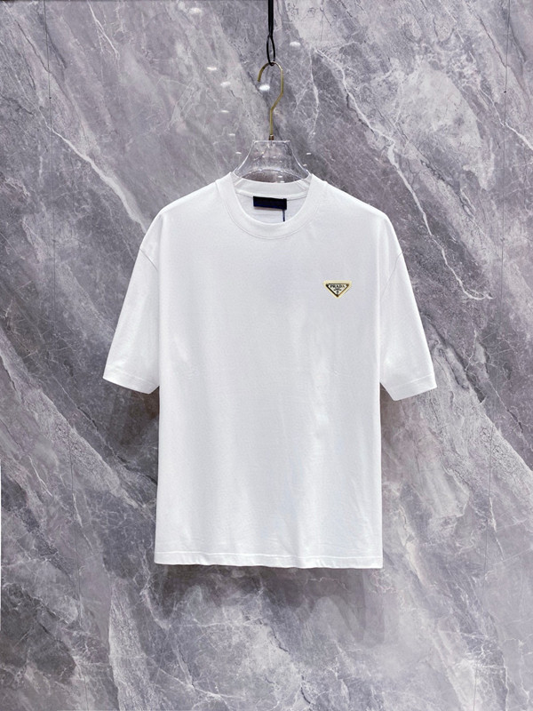 NO:438288,Prada 2025 latest high-end products for men, with letters and logo printed patterns on the chest adding vitality!  The most classic and clear combination of cleanliness and pure. Must-in-apply recommendation!  Made of 1 gram double-strand mercerized fabric, with clear texture, showing high-end luxury quality. Classic round neck design. Simple and elegant!  !  Double elevation specifications!  !  Invincible and versatile, suitable for people of all ages, the details are handled very well, and you don’t want to take off your upper body!  Used double-strand mercerized fabric, color black and white M-XXXL, prada, T-shirt, alexander wang19860909普拉达 2025最新男士高端好货,胸前字母徽标印花图案增添活力感！最经典一目了然的干净与纯粹的结合.必入款推荐！选用1克双股丝光面料制成 纹理清晰,尽显高端奢华品质.经典圆领设计.简单大方！！双标高规格！！无敌百搭,适合各年龄层次的人,细节处理非常到位,上身就不想脱的一款短袖！采用双股丝光面料,颜色黑色.白色 M-XXXL,,prada,T-shirt,alexander wang,Men's clothing