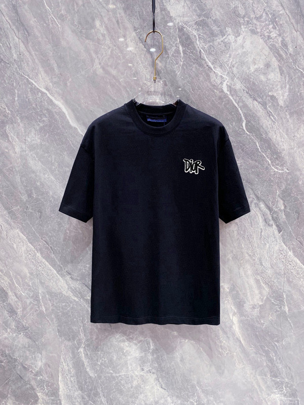 NO:438294,DIOR 2025 latest high-end products for men, with letters and logo printed patterns on the chest adding vitality!  The most classic and clear combination of cleanliness and pure. Must-in-apply recommendation!  Made of 1 gram double-strand mercerized fabric, with clear texture, showing high-end luxury quality. Classic round neck design. Simple and elegant!  !  Double elevation specifications!  !  Invincible and versatile, suitable for people of all ages, the details are handled very well, and you don’t want to take off your upper body!  Used double-strand mercerized fabric, color black and white M-XXXL, dior, T-shirt, alexander wang19860909DIOR 2025最新男士高端好货,胸前字母徽标印花图案增添活力感！最经典一目了然的干净与纯粹的结合.必入款推荐！选用1克双股丝光面料制成 纹理清晰,尽显高端奢华品质.经典圆领设计.简单大方！！双标高规格！！无敌百搭,适合各年龄层次的人,细节处理非常到位,上身就不想脱的一款短袖！采用双股丝光面料,颜色黑色.白色 M-XXXL,,dior,T-shirt,alexander wang,Men's clothing