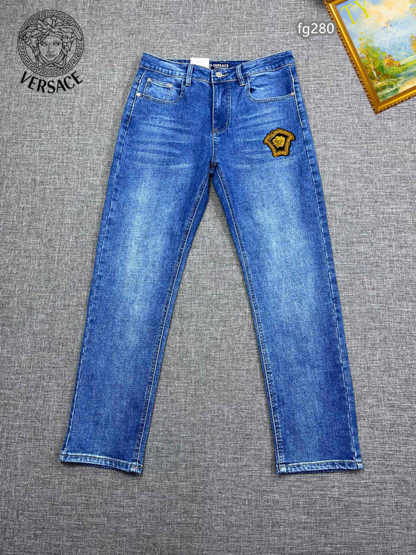 NO:438329,Versace The latest style of jeans in the counter, the fabric style is absolutely craftsmanship, and it is easy to wear but not picky about the figure. There are no restrictions on matching. You can set off other items in a simple way to show your style and posture~ You can match any style of items, match them with various T-shirts/shirts, knitted jackets, and you don’t have to worry about matching when going out on a daily basis. Size 29-38,,versace,jeans,jackets & coats,shirts,tees,t-shirt,alexander wang19860909范思哲 专柜最新同款牛仔裤 面料版型做工绝绝子 好穿不挑身材在搭配上没有太多的限制 随意简洁的衬托其他单品,来展现自己的风格姿态～ 可以百搭任何风格的单品,搭配各种T恤／衬衫,针织外套都可,日常外出不必再为搭配而烦恼了 尺码 29-38,,versace,jeans,jackets & coats,shirts,tees，t-shirt,alexander wang,Men's clothing