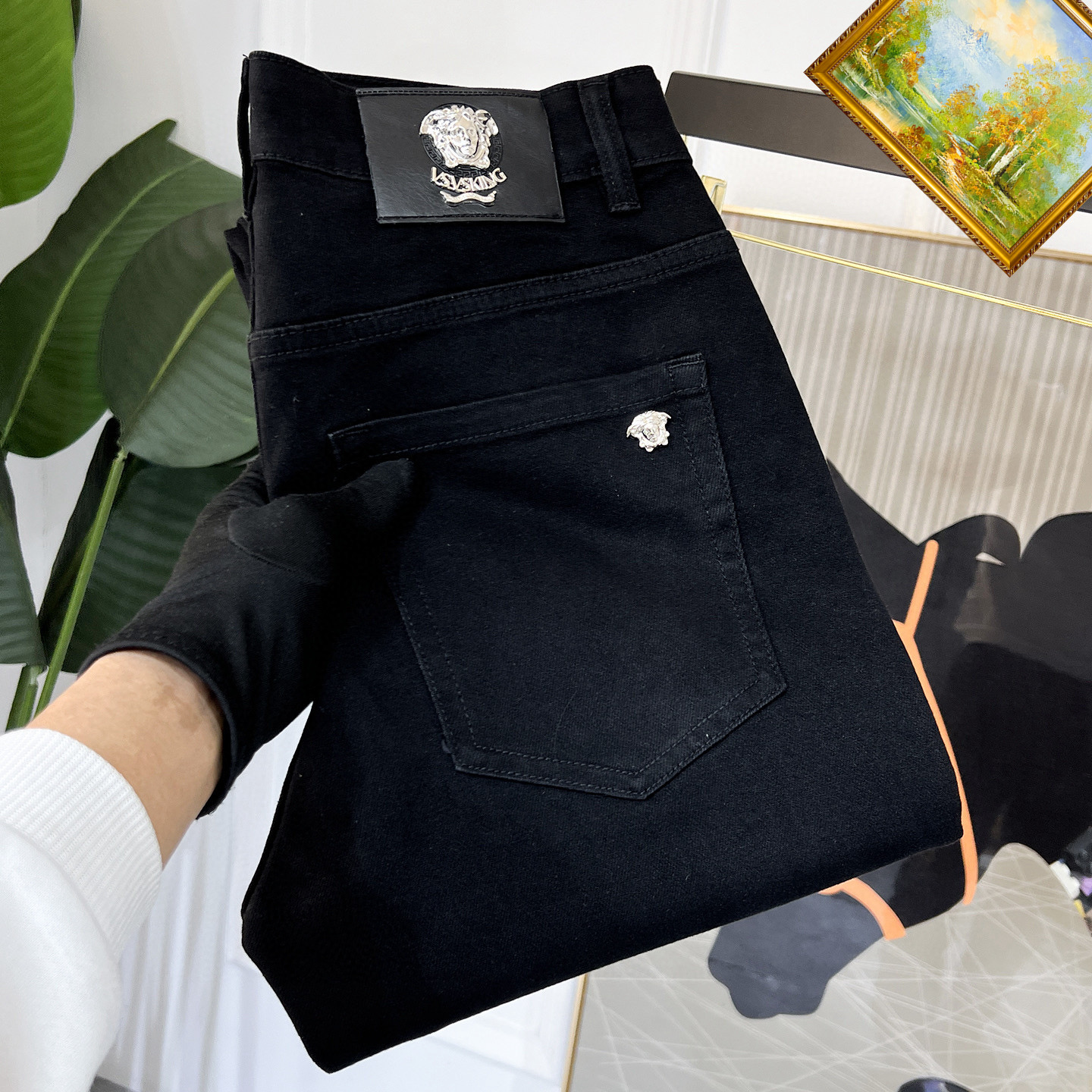 NO:431126,Versace 2025ss new jeans, custom-made full set of hardware, brand new brand design craftsmanship, fine workmanship, perfect details, high version Number of codes 28-38 (no 35.37), versace, jeans, alexander wang19860909范思哲 2025ss新款牛仔裤,定制全套五金,全新品牌设计工艺,做工精细,细节完美,高版本 码数28-38（无35.37）,,versace,jeans,alexander wang,Men's clothing