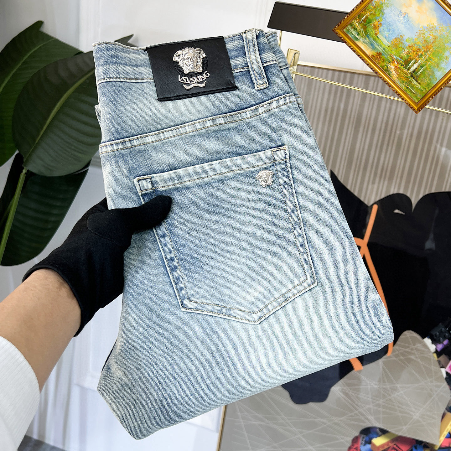 NO:443914,Versace SS new jeans, custom-made full set of hardware, brand new brand design craftsmanship, fine workmanship, perfect details, high version number 28-38 (no 35.37), versace, jeans, alexander wang19860909范思哲 ss新款牛仔裤,定制全套五金,全新品牌设计工艺,做工精细,细节完美,高版本 码数28-38（无35.37）,,versace,jeans,alexander wang,Men's clothing