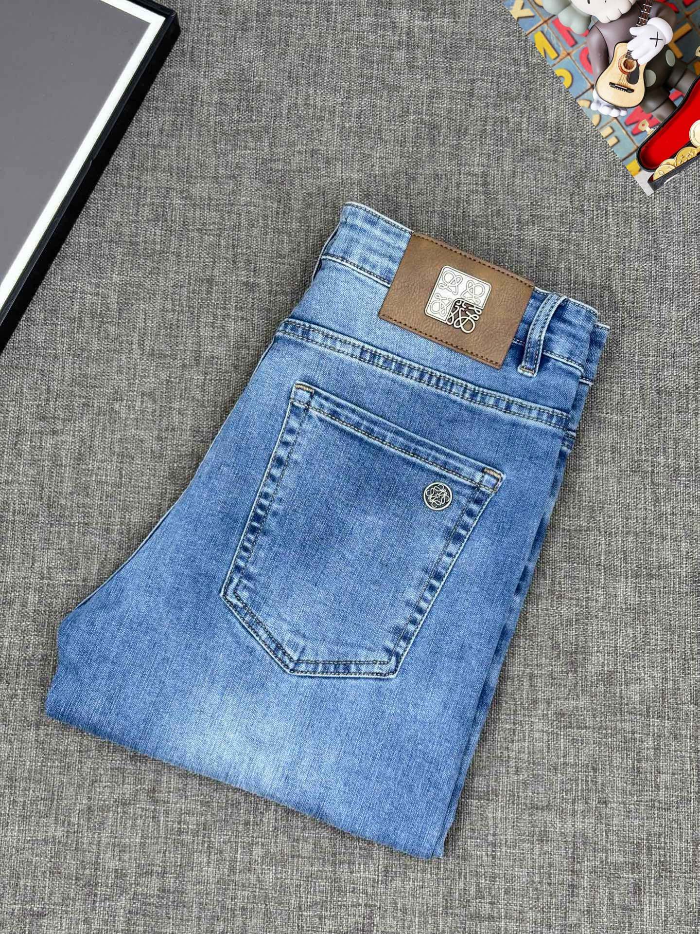 NO:442246,Luo Yiwei 25S spring and summer men's casual jeans......Made of cotton denim fabric, soft texture without losing muscles and bones, dry and tough feel. Classic iconic brand logo, soul-like embellishment. All indicators are top-quality, which naturally brings an excellent body feel!  !  !  Number of codes 28-3837, loewe, jeans, alexander wang19860909罗意威 25S春夏男士休闲牛仔裤.......棉质牛仔面料打造 质地柔软又不失筋骨,手感干爽有韧性 经典的标志性品牌徽标,灵魂般的点缀 各项指标皆为上品,自然带来极佳的上身体感！！！码数28-3837,,loewe,jeans,alexander wang,Men's clothing