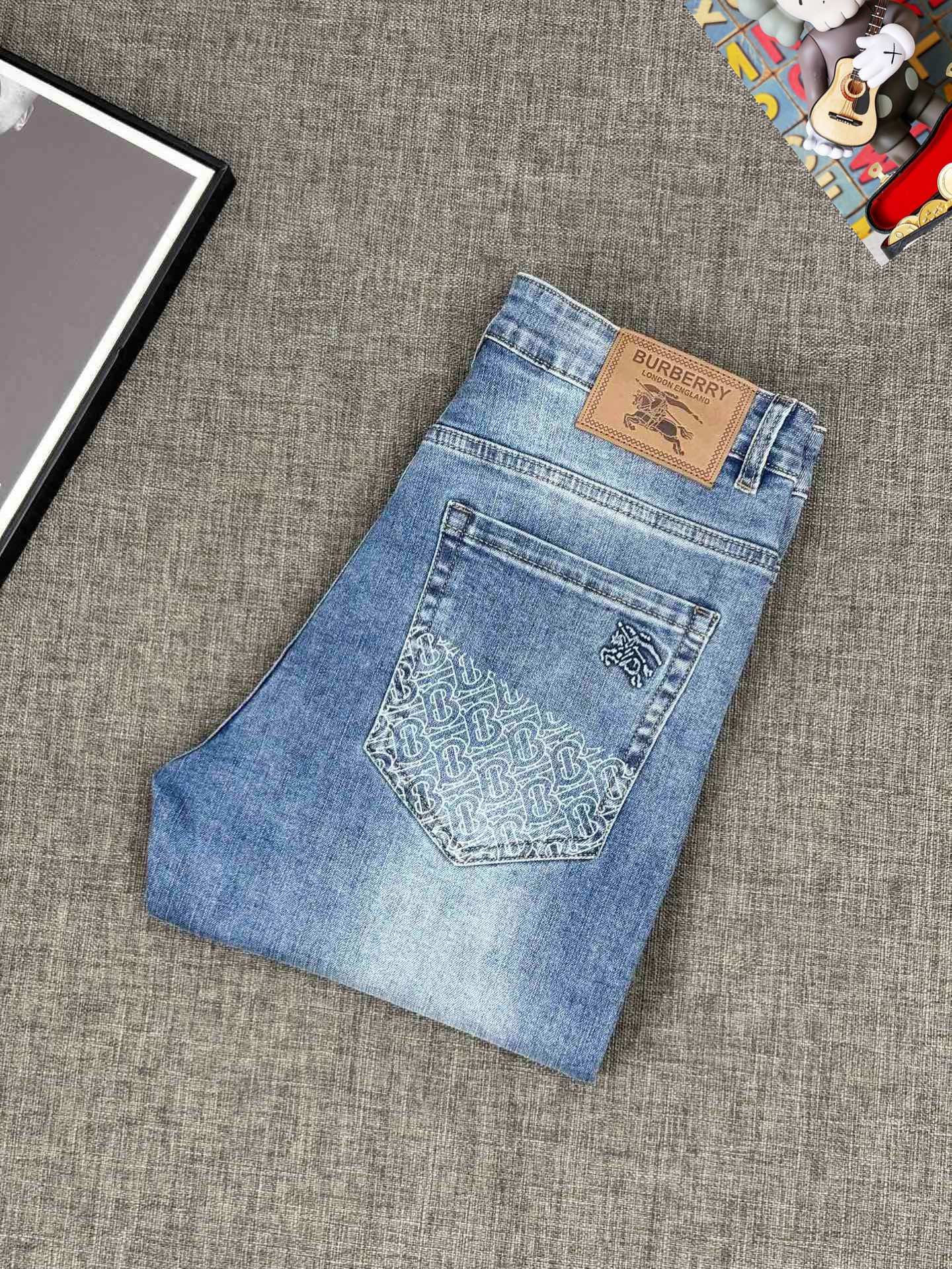 NO:442251,Burberry 25S spring and summer men's casual jeans......Made of cotton denim fabric, soft texture without losing muscles and bones, dry and tough feel. Classic iconic brand logo, soul-like embellishment. All indicators are top-quality, which naturally brings an excellent body feel!  !  !  Count 28-3837, burberry, jeans, alexander wang19860909巴宝莉 25S春夏男士休闲牛仔裤.......棉质牛仔面料打造 质地柔软又不失筋骨,手感干爽有韧性 经典的标志性品牌徽标,灵魂般的点缀 各项指标皆为上品,自然带来极佳的上身体感！！！码数28-3837,,burberry,jeans,alexander wang,Men's clothing