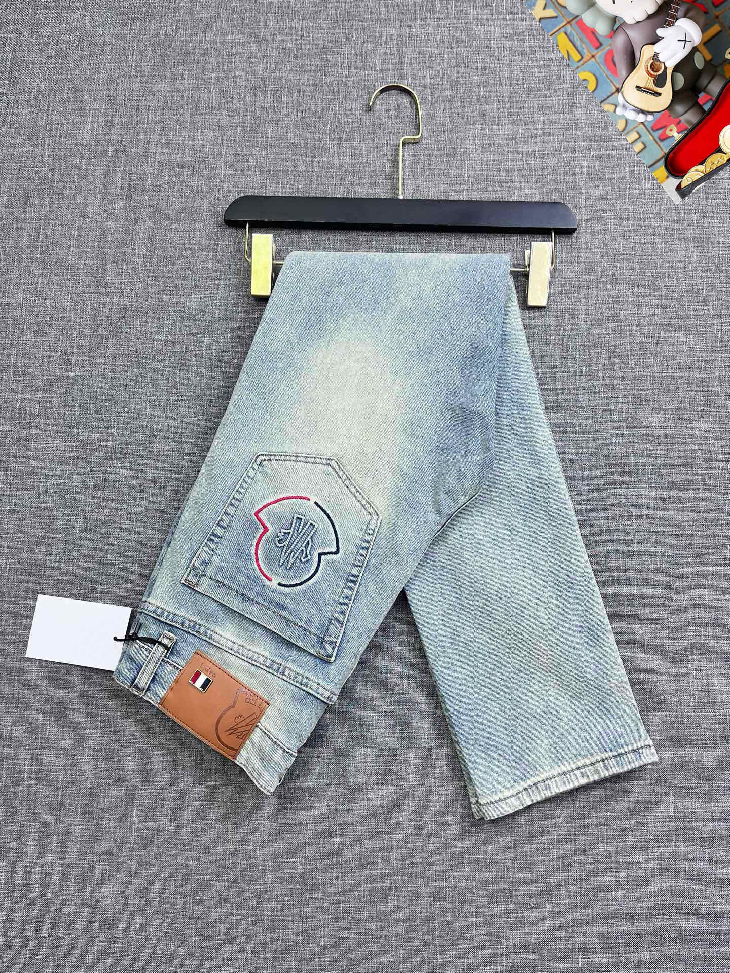NO:442269,Covered 25S spring and summer men's casual jeans......Made of cotton denim fabric, soft texture without losing muscles and bones, dry and tough feel. Classic iconic brand logo, soul-like embellishment. All indicators are top-quality, which naturally brings an excellent body feel!  !  !  Number of codes 28-3837, Moncler, jeans, alexander wang19860909蒙口 25S春夏男士休闲牛仔裤.......棉质牛仔面料打造 质地柔软又不失筋骨,手感干爽有韧性 经典的标志性品牌徽标,灵魂般的点缀 各项指标皆为上品,自然带来极佳的上身体感！！！码数28-3837,,Moncler,jeans,alexander wang,Men's clothing