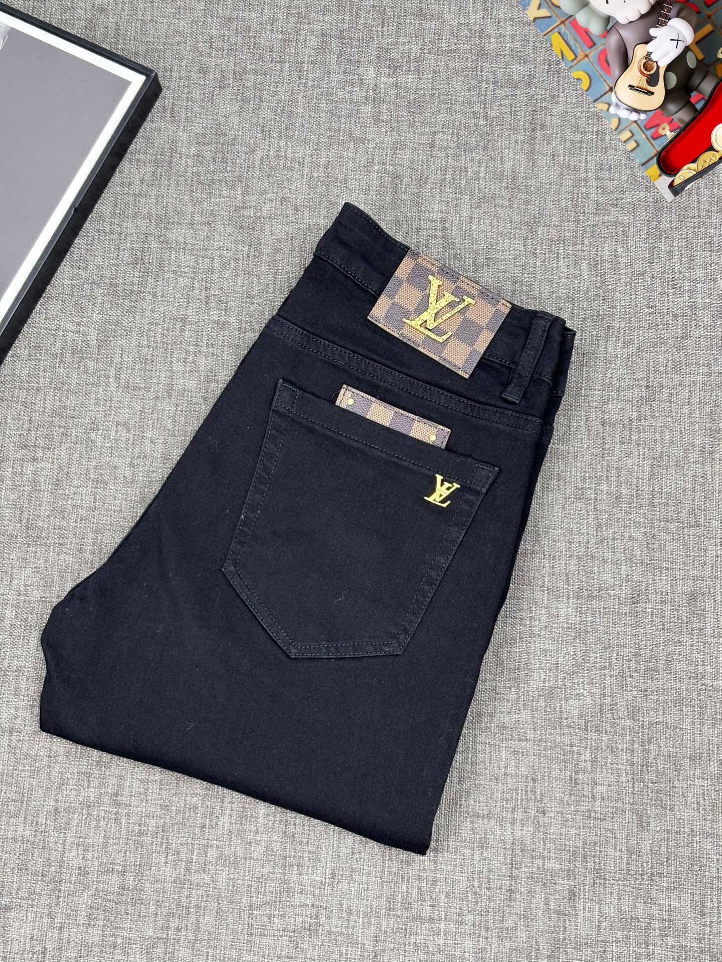 NO:442261,LV 25S spring and summer men's casual jeans......Made of cotton denim fabric, soft texture without losing muscles and bones, dry and tough feel. Classic iconic brand logo, soul-like embellishment. All indicators are top-quality, which naturally brings an excellent body feel!  !  !  Count 28-3837, louis vuitton,jeans,alexander wang19860909LV 25S春夏男士休闲牛仔裤.......棉质牛仔面料打造 质地柔软又不失筋骨,手感干爽有韧性 经典的标志性品牌徽标,灵魂般的点缀 各项指标皆为上品,自然带来极佳的上身体感！！！码数28-3837,,louis vuitton,jeans,alexander wang,Men's clothing