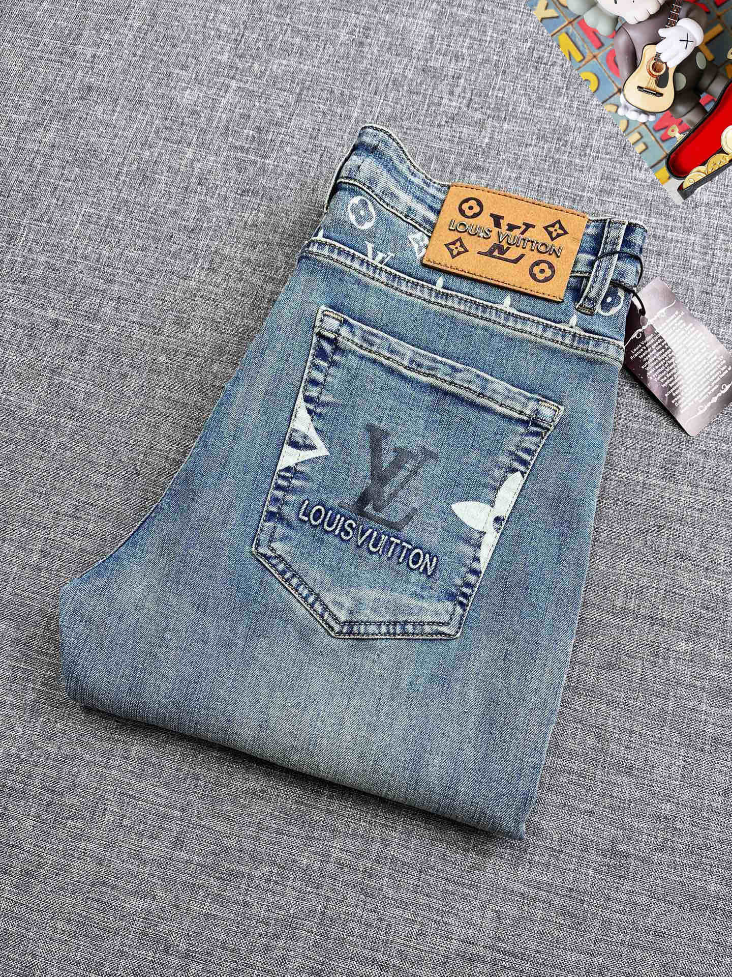 NO:444038,LV 25S spring and summer men's casual jeans......Made of cotton denim fabric, soft texture without losing muscles and bones, dry and tough feel. Classic iconic brand logo, soul-like embellishment. All indicators are top-quality, which naturally brings an excellent body feel!  !  !  Count 28-3837, louis vuitton,jeans,alexander wang19860909LV 25S春夏男士休闲牛仔裤.......棉质牛仔面料打造 质地柔软又不失筋骨,手感干爽有韧性 经典的标志性品牌徽标,灵魂般的点缀 各项指标皆为上品,自然带来极佳的上身体感！！！码数28-3837,,louis vuitton,jeans,alexander wang,Men's clothing