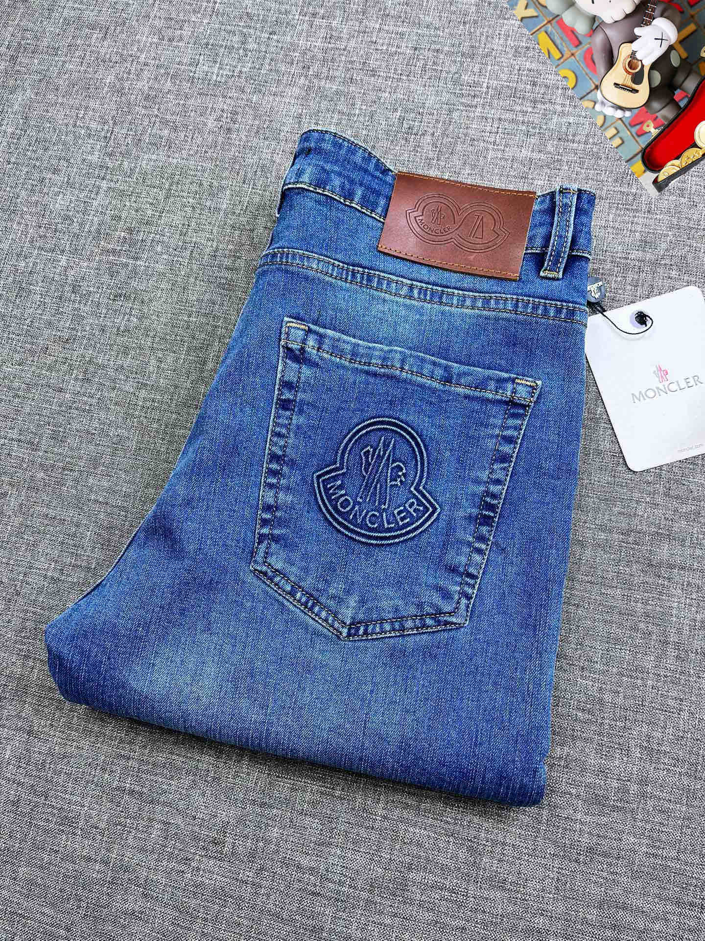 NO:444044,Covered 25S spring and summer men's casual jeans......Made of cotton denim fabric, soft texture without losing muscles and bones, dry and tough feel. Classic iconic brand logo, soul-like embellishment. All indicators are top-quality, which naturally brings an excellent body feel!  !  !  Number of codes 28-3837, Moncler, jeans, alexander wang19860909蒙口 25S春夏男士休闲牛仔裤.......棉质牛仔面料打造 质地柔软又不失筋骨,手感干爽有韧性 经典的标志性品牌徽标,灵魂般的点缀 各项指标皆为上品,自然带来极佳的上身体感！！！码数28-3837,,Moncler,jeans,alexander wang,Men's clothing