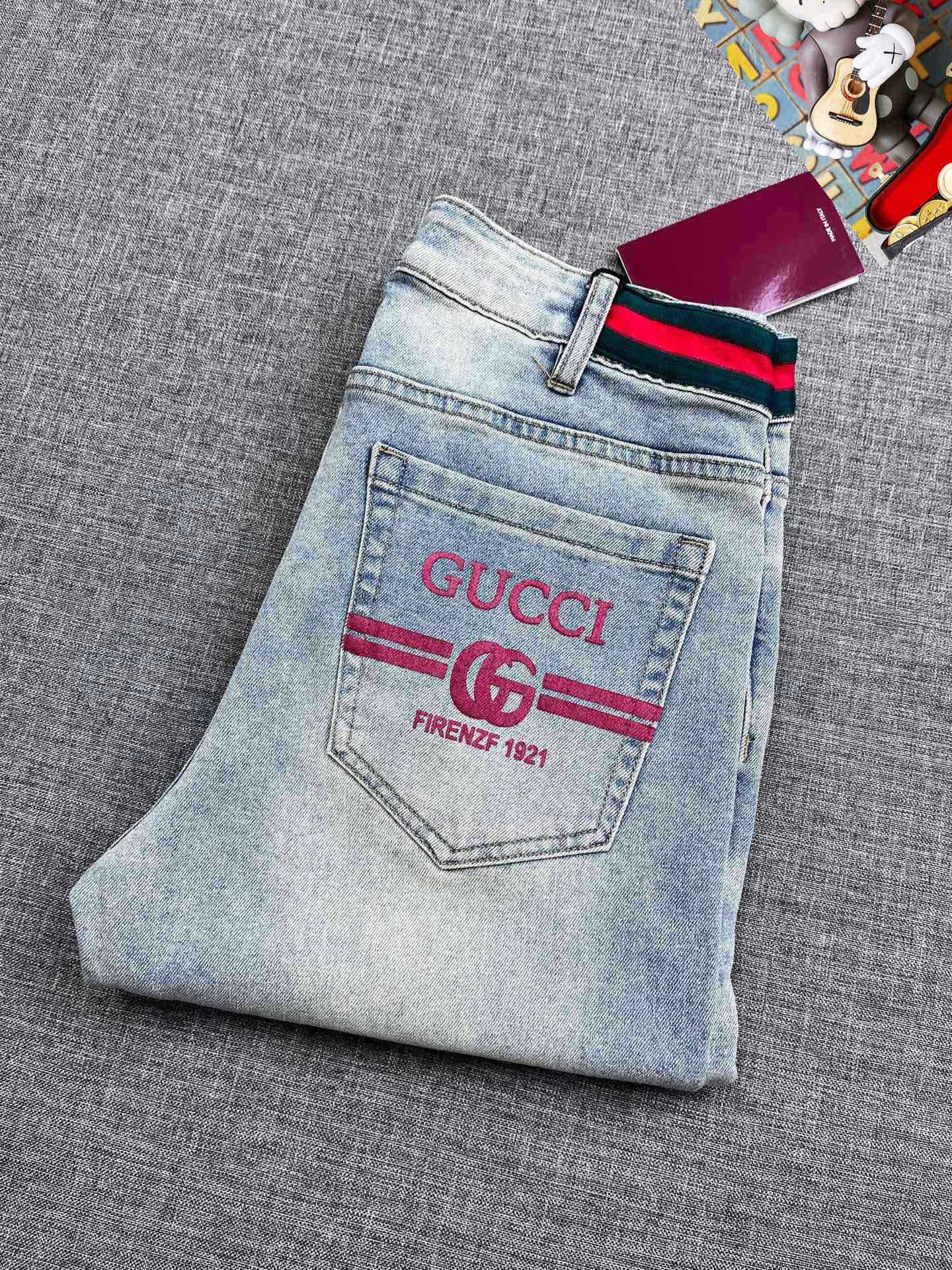 NO:444052,Guqi 25S spring and summer men's casual jeans......Made of cotton denim fabric, soft texture without losing muscles and bones, dry and tough feel. Classic iconic brand logo, soul-like embellishment. All indicators are top-quality, which naturally brings an excellent body feel!  !  !  Number of codes 28-3837, jeans,alexander wang19860909古奇 25S春夏男士休闲牛仔裤.......棉质牛仔面料打造 质地柔软又不失筋骨,手感干爽有韧性 经典的标志性品牌徽标,灵魂般的点缀 各项指标皆为上品,自然带来极佳的上身体感！！！码数28-3837,,jeans,alexander wang,Men's clothing