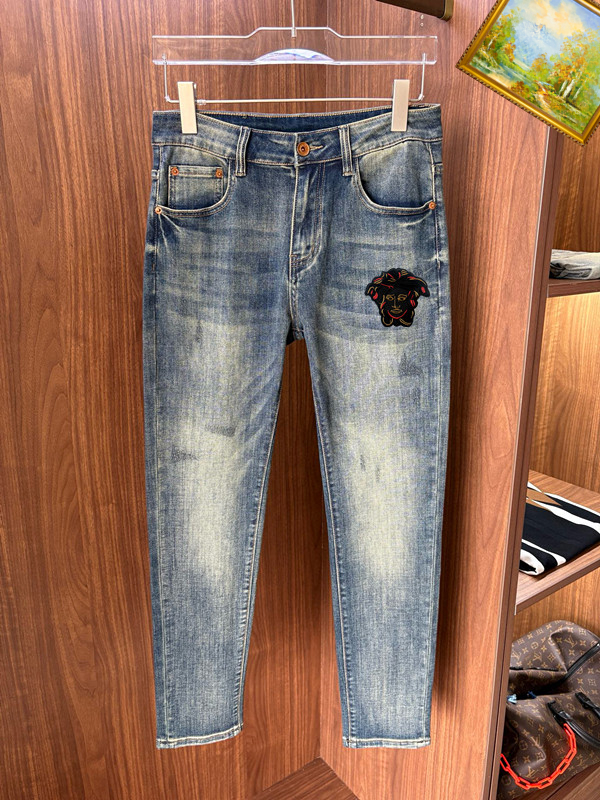 NO:431170,Versace 2025ss new jeans, custom-made full set of hardware, brand new brand design craftsmanship, fine workmanship, perfect details, high version Number of codes 28-38 (no 35.37), versace, jeans, alexander wang19860909范思哲 2025ss新款牛仔裤,定制全套五金,全新品牌设计工艺,做工精细,细节完美,高版本 码数28-38（无35.37）,,versace,jeans,alexander wang,Men's clothing