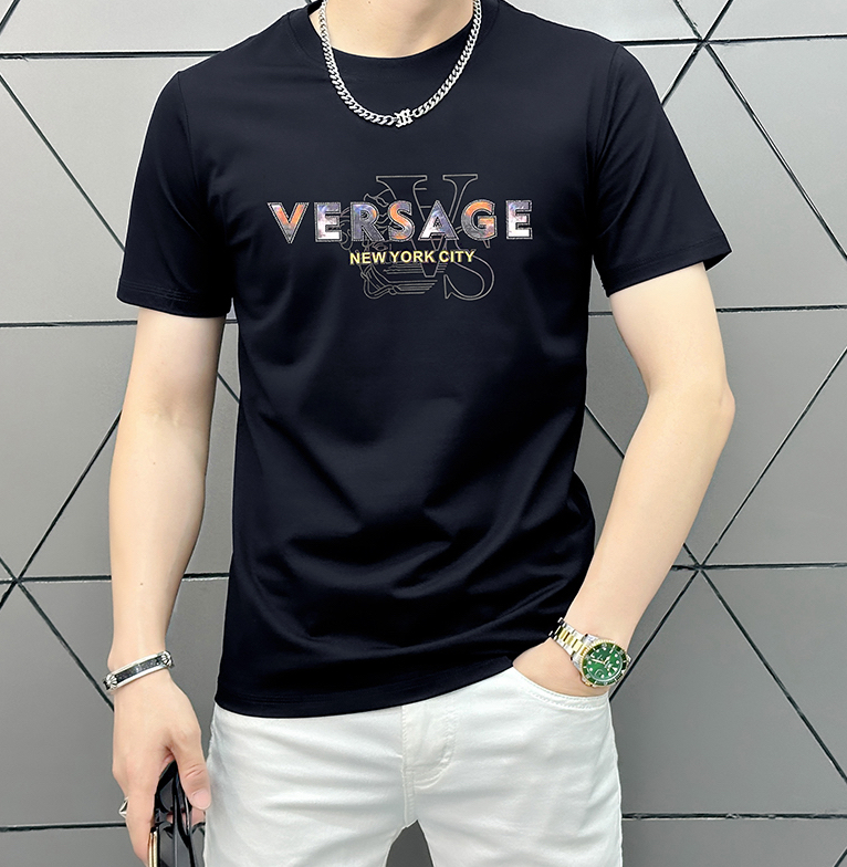 NO:442197,Versace 2025 latest high-end products for men, with letters and logo printed patterns on the chest adding vitality!  The most classic and clear combination of cleanliness and pure. Must-in-apply recommendation!  Made of 1 gram double-strand mercerized fabric, with clear texture, showing high-end luxury quality. Classic round neck design. Simple and elegant!  !  Double elevation specifications!  !  Invincible and versatile, suitable for people of all ages, the details are handled very well, and you don’t want to take off your upper body!  Use double-strand mercerized fabric, color M-XXXL, versace, T-shirt, alexander wang19860909范思哲 2025最新男士高端好货,胸前字母徽标印花图案增添活力感！最经典一目了然的干净与纯粹的结合.必入款推荐！选用1克双股丝光面料制成 纹理清晰,尽显高端奢华品质.经典圆领设计.简单大方！！双标高规格！！无敌百搭,适合各年龄层次的人,细节处理非常到位,上身就不想脱的一款短袖！采用双股丝光面料,颜色M-XXXL,,versace,T-shirt,alexander wang,Men's clothing