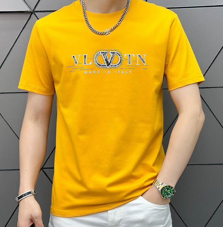 NO:443997,Valentino is the latest high-end product for men, with letters and logo prints on the chest adding vitality!  The most classic and clear combination of cleanliness and pure. Must-in-apply recommendation!  Made of 1 gram double-strand mercerized fabric, with clear texture, showing high-end luxury quality. Classic round neck design. Simple and elegant!  !  Double elevation specifications!  !  Invincible and versatile, suitable for people of all ages, the details are handled very well, and you don’t want to take off your upper body!  Use double-strand mercerized fabric, color M-XXXL, valentino, T-shirt, alexander wang19860909华伦天奴 最新男士高端好货,胸前字母徽标印花图案增添活力感！最经典一目了然的干净与纯粹的结合.必入款推荐！选用1克双股丝光面料制成 纹理清晰,尽显高端奢华品质.经典圆领设计.简单大方！！双标高规格！！无敌百搭,适合各年龄层次的人,细节处理非常到位,上身就不想脱的一款短袖！采用双股丝光面料,颜色M-XXXL,,valentino,T-shirt,alexander wang,Men's clothing