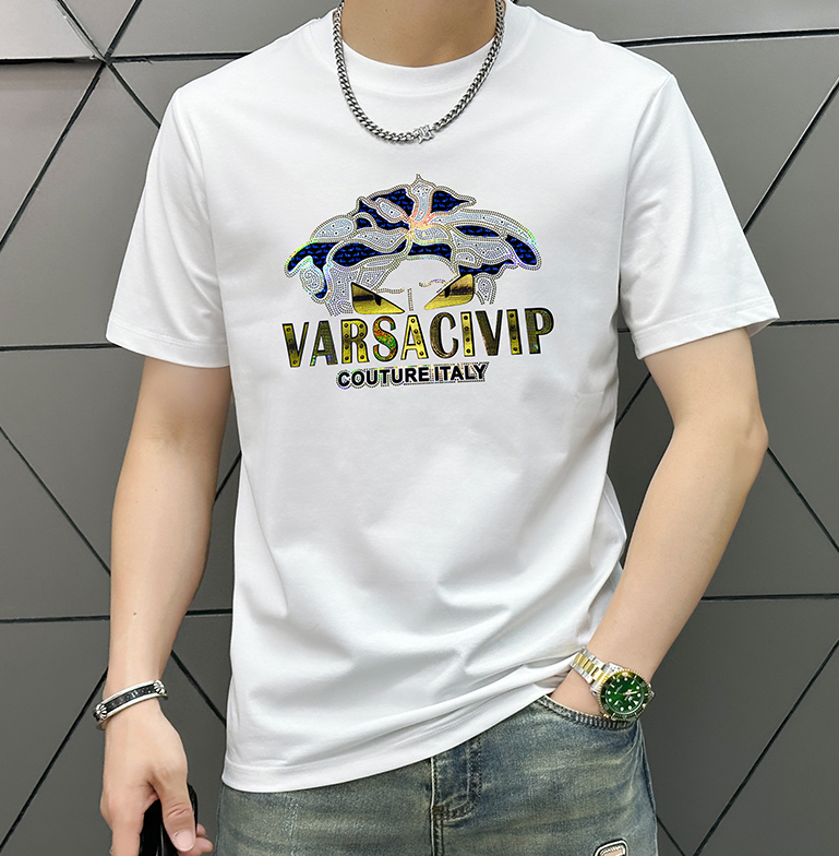 NO:444039,Versace is the latest high-end product for men, with letters and logo prints on the chest adding vitality!  The most classic and clear combination of cleanliness and pure. Must-in-apply recommendation!  Made of 1 gram double-strand mercerized fabric, with clear texture, showing high-end luxury quality. Classic round neck design. Simple and elegant!  !  Double elevation specifications!  !  Invincible and versatile, suitable for people of all ages, the details are handled very well, and you don’t want to take off your upper body!  Use double-strand mercerized fabric, color M-XXXL, versace, T-shirt, alexander wang19860909范思哲 最新男士高端好货,胸前字母徽标印花图案增添活力感！最经典一目了然的干净与纯粹的结合.必入款推荐！选用1克双股丝光面料制成 纹理清晰,尽显高端奢华品质.经典圆领设计.简单大方！！双标高规格！！无敌百搭,适合各年龄层次的人,细节处理非常到位,上身就不想脱的一款短袖！采用双股丝光面料,颜色M-XXXL,,versace,T-shirt,alexander wang,Men's clothing