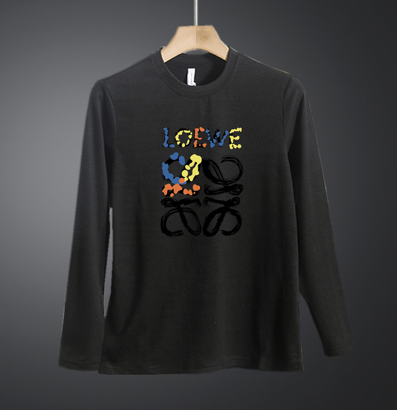 NO:728907,Support replacement after the year!  Luo Yiwei's top-notch round neck long-sleeved thermal jacket is a high-end customized versatile style that anyone can easily control. The fabric is fully customized and the latest logo design of the luxury classic brand on the chest is very classy and a must-have for those who know the goods!  The tailoring is slim fit, very refined, shows off aura, just the right amount of slim fit, and the upper body effect is great!  Size M-3XL,,loewe,19860909支持年后退换！ 罗意威顶级圆领长袖保暖衣高级定制百搭款式 任何人都可以轻松驾驭 面料全订制工艺 胸前奢华经典品牌最新logo设计,非常显档次懂货的必须入！版型剪裁属于修身款 非常精致,显气场,恰到好处的修身,上身效果非常赞！尺码M-3XL,,loewe,,Men's clothing