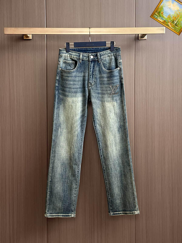 NO:725718,Support replacement after the year!  LV ss new jeans, customized full set of hardware, new brand design technology, fine workmanship, perfect details, high version size 28-38 (no 35.37),, louis vuitton, jeans,19860909支持年后退换！ LV ss新款牛仔裤,定制全套五金,全新品牌设计工艺,做工精细,细节完美,高版本 码数28-38（无35.37）,,louis vuitton,jeans,,Men's clothing