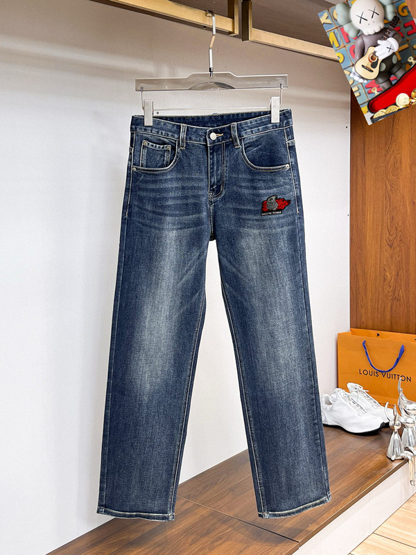 NO:728848,Support replacement after the year!  Armani's new autumn and winter jeans, customized original washed denim fabric, high breathability and comfort, unique design, top-notch printing technology letter pattern logo, original hardware accessories decoration, an extremely outstanding pair of jeans, the materials and craftsmanship are extremely luxurious and exquisite, extremely high-grade, handsome and stylish upper body. Size 28-38,,armani,jeans,19860909支持年后退换！ 阿玛尼 秋冬新款牛仔裤,定制原版水洗牛仔面料,透气性舒适性及高,独特设计,顶级印花工艺字母图案logo,原版五金辅料装饰,极为翘楚的一款牛仔裤,用料与工艺都极致奢华精湛,档次极高,上身帅气有型. 码数28-38,,armani,jeans,,Men's clothing