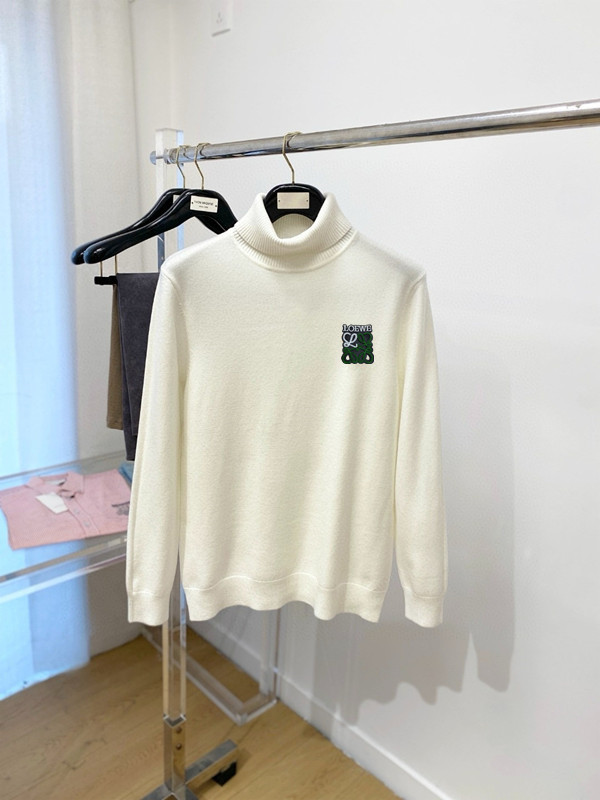 NO:725680,Support replacement after the year!  Luo Yiwei's top-notch high-neck long-sleeved sweater is a versatile style that can be easily controlled by anyone. The fabric is fully customized and the latest logo design of the luxury classic brand on the chest is very classy and a must-have for those who know what to buy!  The tailoring is slim-fitting, very refined, shows off aura, and highlights the sophistication of business men. This is unique, it has just the right amount of slim fit, and the upper body effect is great!  Size M-3XL,,loewe,sweaters,19860909支持年后退换！罗意威顶级高领长袖毛衣高级定制百搭款式 任何人都可以轻松驾驭 面料全订制工艺 胸前奢华经典品牌最新logo设计,非常显档次懂货的必须入！版型剪裁属于修身款 非常精致,显气场,又会凸显商务男士的精致,这就是独到之处,恰到好处的修身,上身效果非常赞！尺码M-3XL,,loewe,sweaters,,Men's clothing