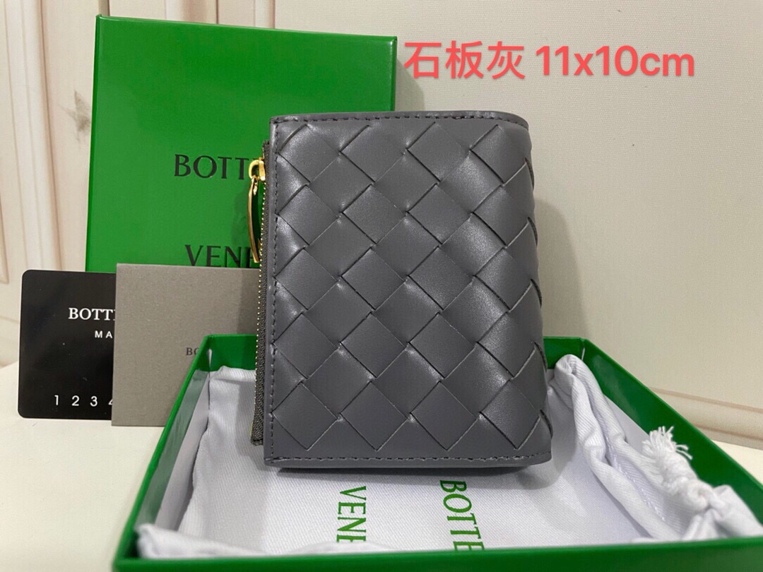 Portefeuille compact Bottega Veneta en cuir d'agneau glacé tressé, fermoir pression, porte-monnaie zippé