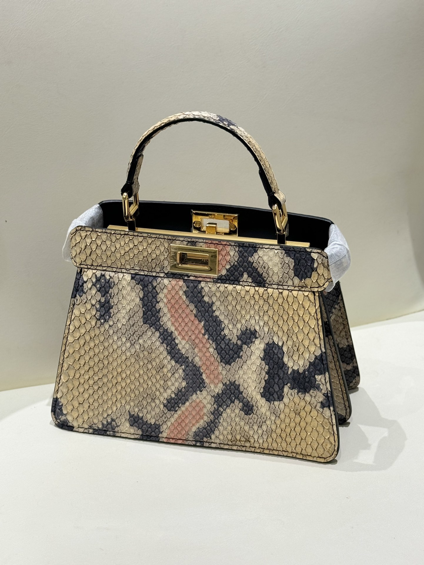 Fendi Essential high-end bags for the 25th Chinese New Year