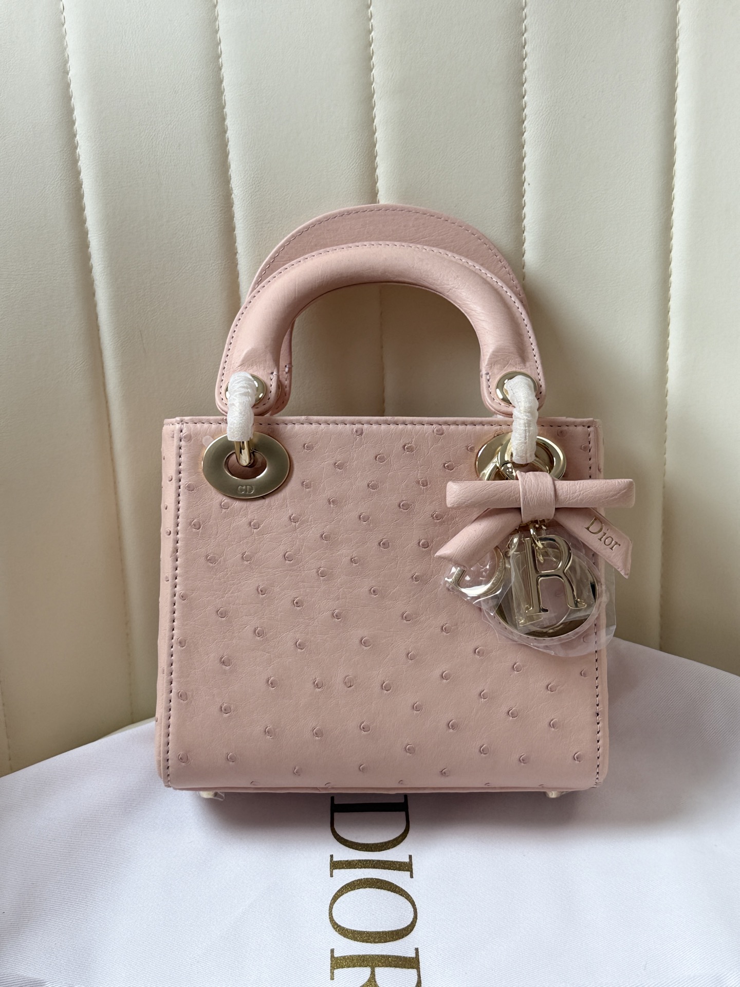 NO:811788,In stock, Lady's latest three-lattice 17cm bow Princess Diana bag is made of KK ostrich leather. It is carefully made and is a must-have Princess Diana bag for everyone. Charming, elegant and full of aura, it is also full of femininity when carried cross-body, classic fashion style. It is a beautiful bag that everyone has in their hands on Instagram and many fashion icons. Size 17cm, Hermes, hermes, ostrich skin, Hermes,19860909现货 Lady最新款三格17cm蝴蝶结戴妃包 采用kk鸵鸟皮 精心制作、人手一个必备的戴妃包.迷人优雅又气场十足,斜挎手拎也是女人味十足,经典时尚风格.ins和众多时尚icon都人手一个的美包 size17cm,爱马仕,hermes,ostrich skin,Hermes,,Bag