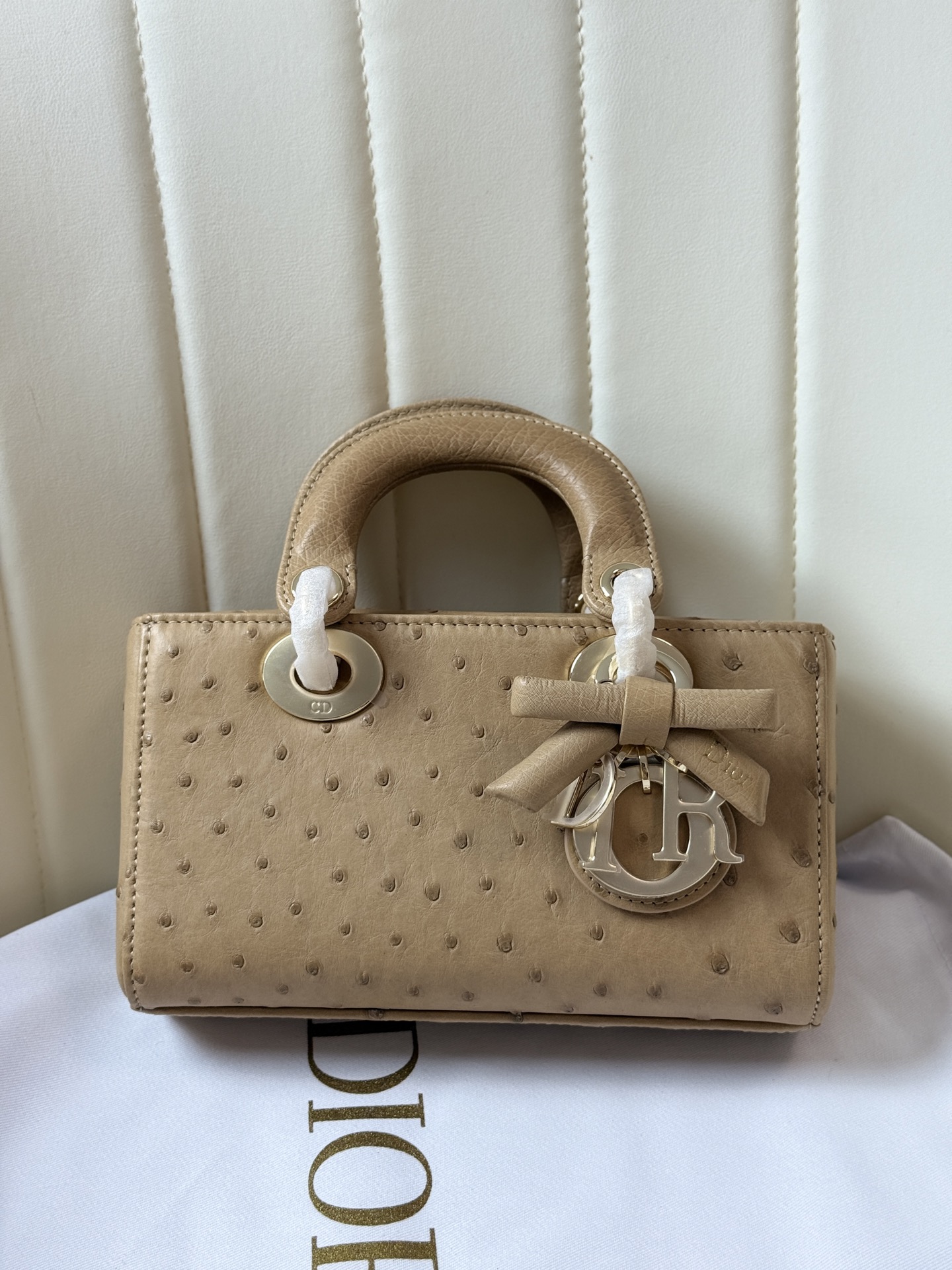 NO:811793,In stock, 19cm imported KK ostrich skin, popular style, the bag comes with two shoulder straps, multiple carrying methods ♀, the upper body is beautiful and rustic, Hermes, hermes, ostrich skin, Hermes,19860909现货 19cm进口kk鸵鸟皮 大爆款的节奏,包包自带两条肩带,多种背法♀,上身又美又飒,爱马仕,hermes,ostrich skin,Hermes,,Bag